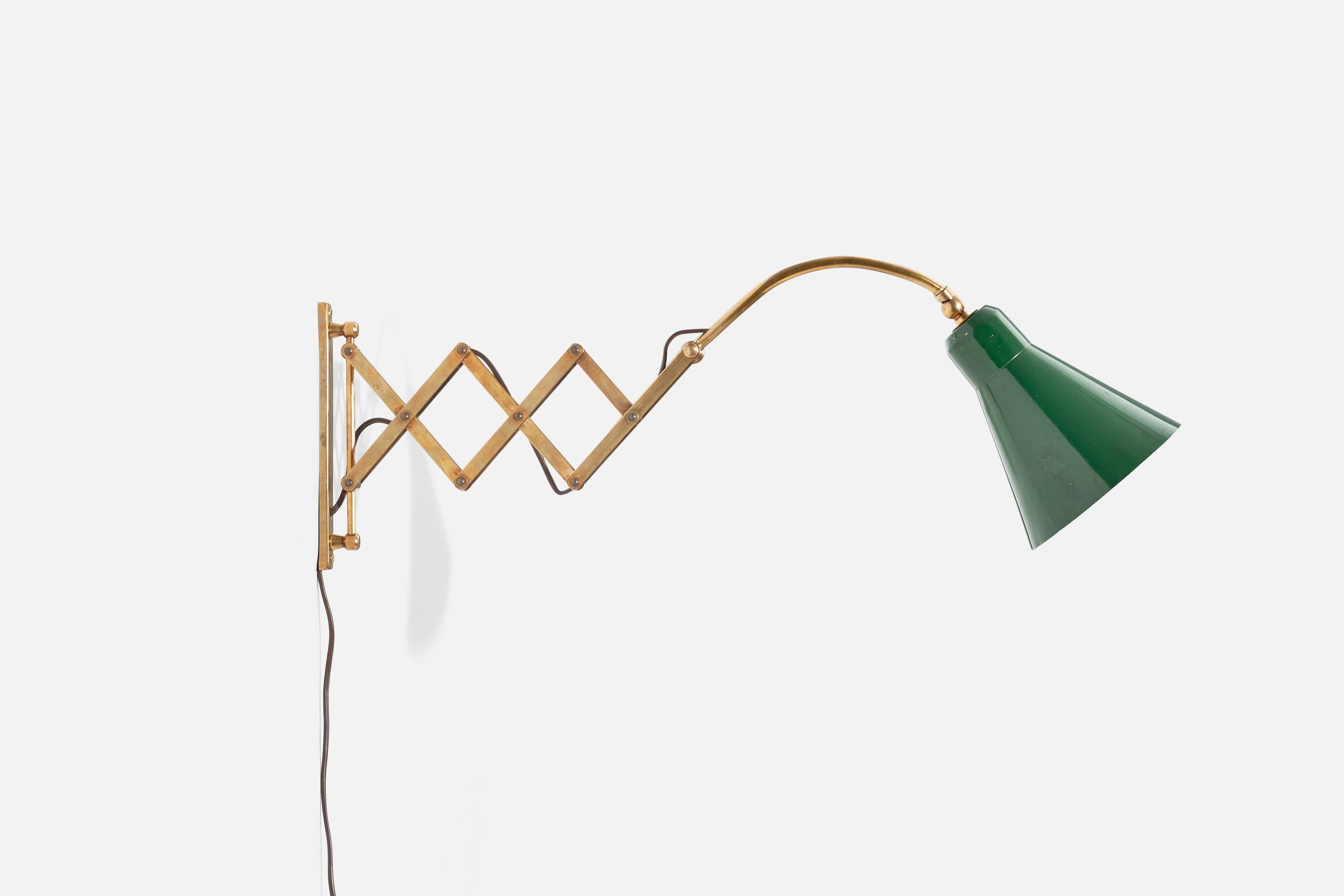 A brass and green lacquered metal wall light designed and produced in Italy, 1940s. 
 
Variable dimensions, measured as illustrated in the first image. 
Dimensions of back plate (inches) : 7.12 x 0.73 x 0.27 (H x W x D).