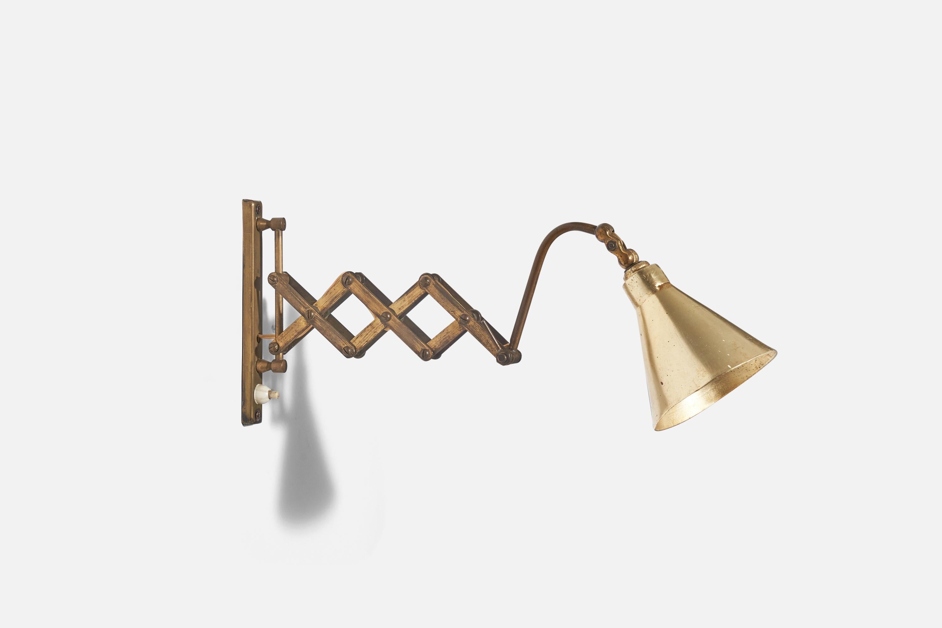 A brass wall light designed and produced in Italy, 1940s. 
 
Variable dimensions, measured as illustrated in the first image. 
Dimensions of back plate (inches) : (6.5 x .68 x .31).