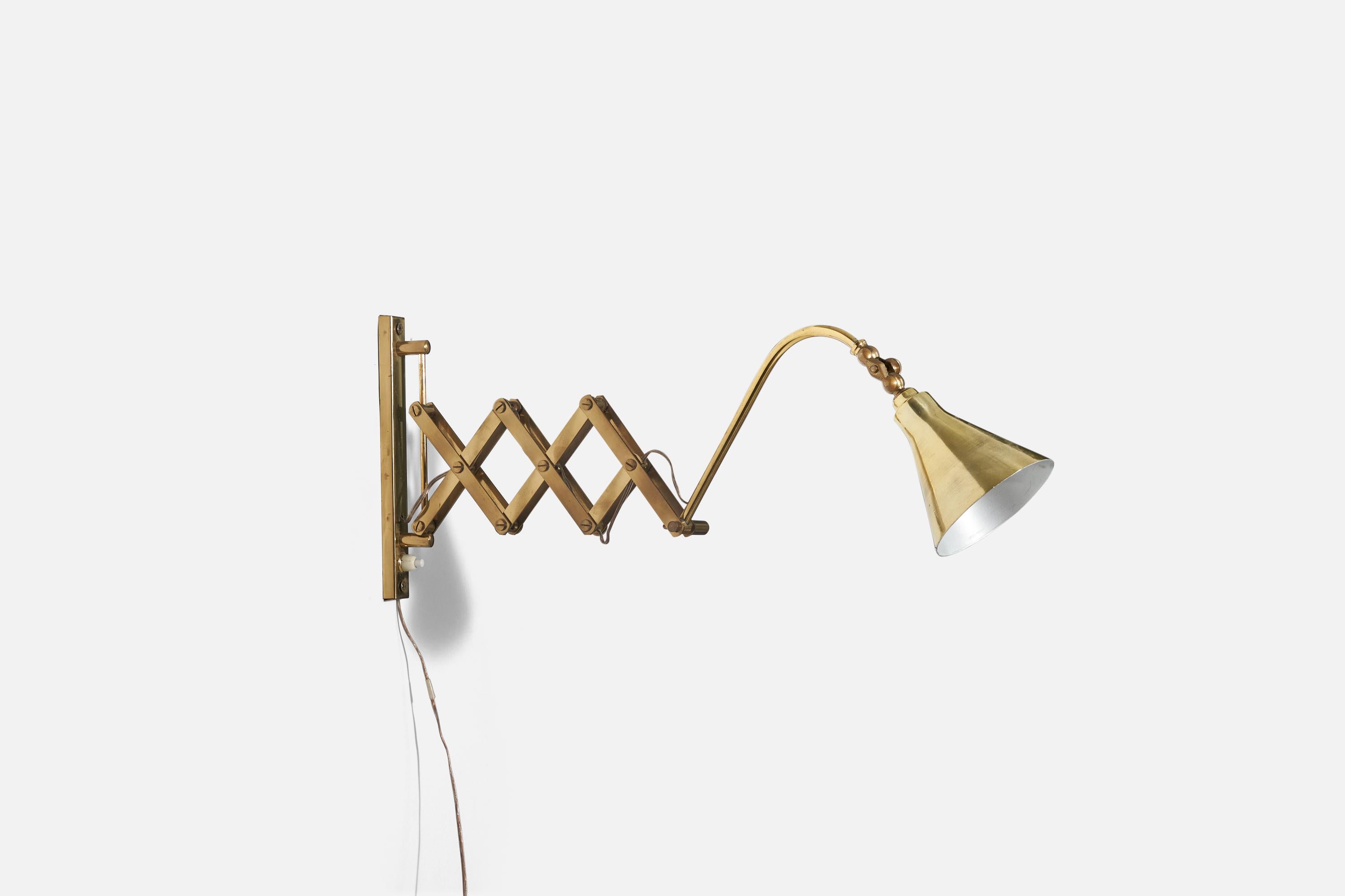 A brass wall light designed and produced in Italy, 1940s. 
 
Variable dimensions, measured as illustrated in the first image. 
Dimensions of back plate (inches) : (8.5 x 1 x .37).