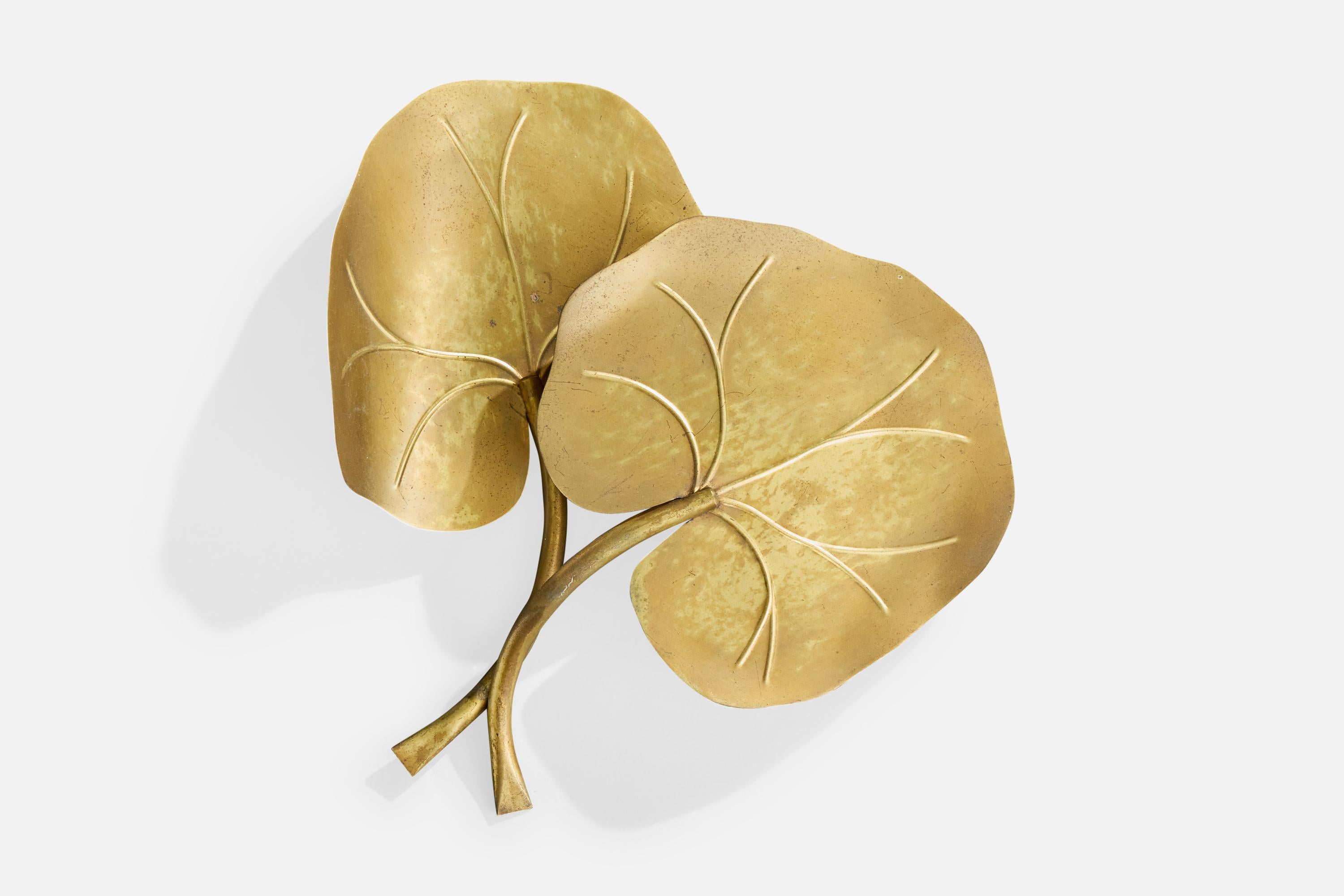 Un'applique in ottone probabilmente progettata e prodotta in Italia, negli anni '70 circa.

Varie aree appannate o graffiate

Dimensioni complessive (pollici): 11,5 