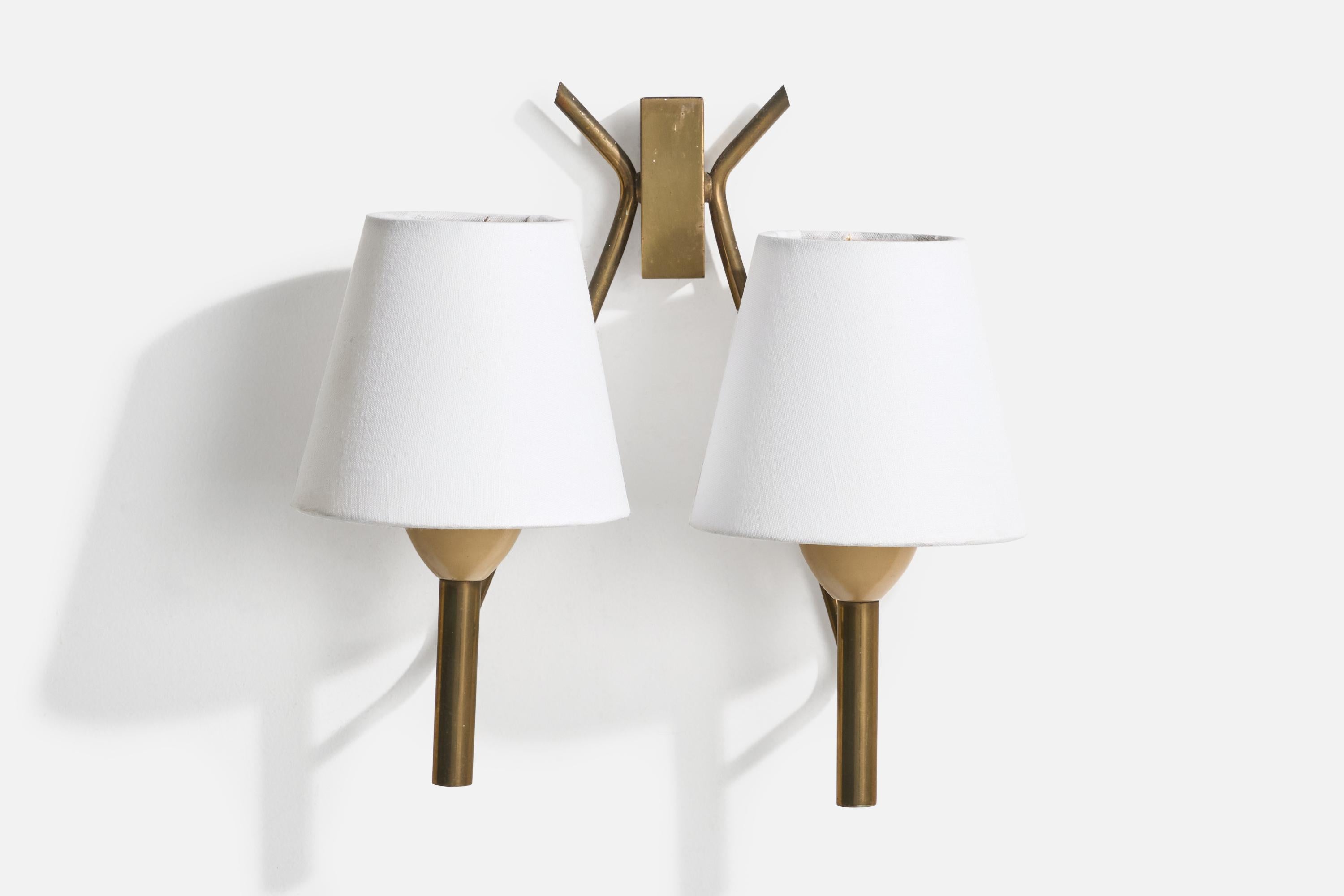 A beige-lacquered metal, brass and fabric wall light, designed and produced in Italy, c. 1940s.

Light oxidation present on brass arms and backplate.

Overall Dimensions: 11.25