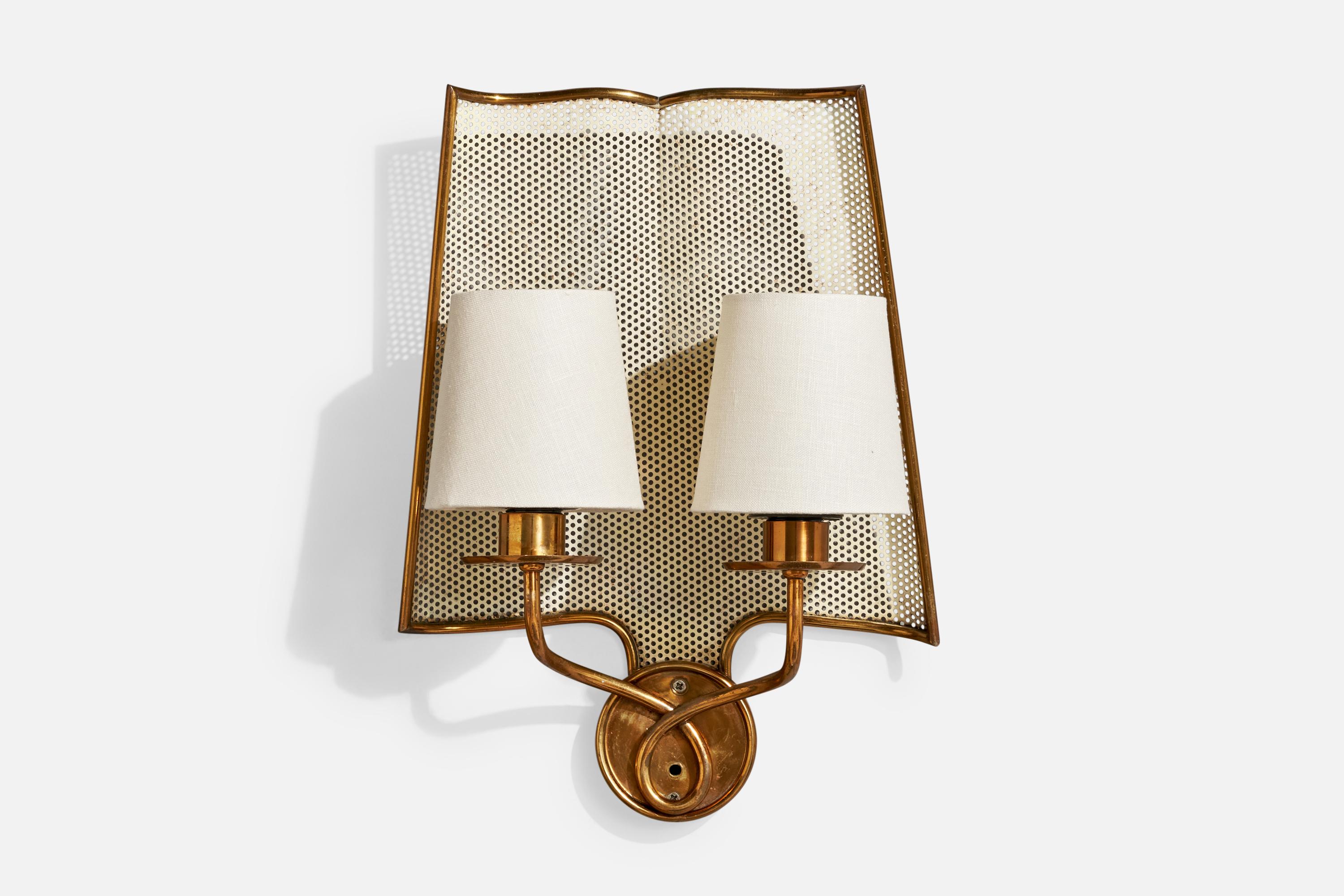A brass, white-lacquered metal and white fabric wall light designed and produced in Italy, c. 1950s.

Overall Dimensions (Inches): 14.75” H x 10.5” W x 5” D

Back Plate Dimensions (Inches): 3.1” H x 3.1”  W x .8” D

Bulb Specifications: E-12

Number
