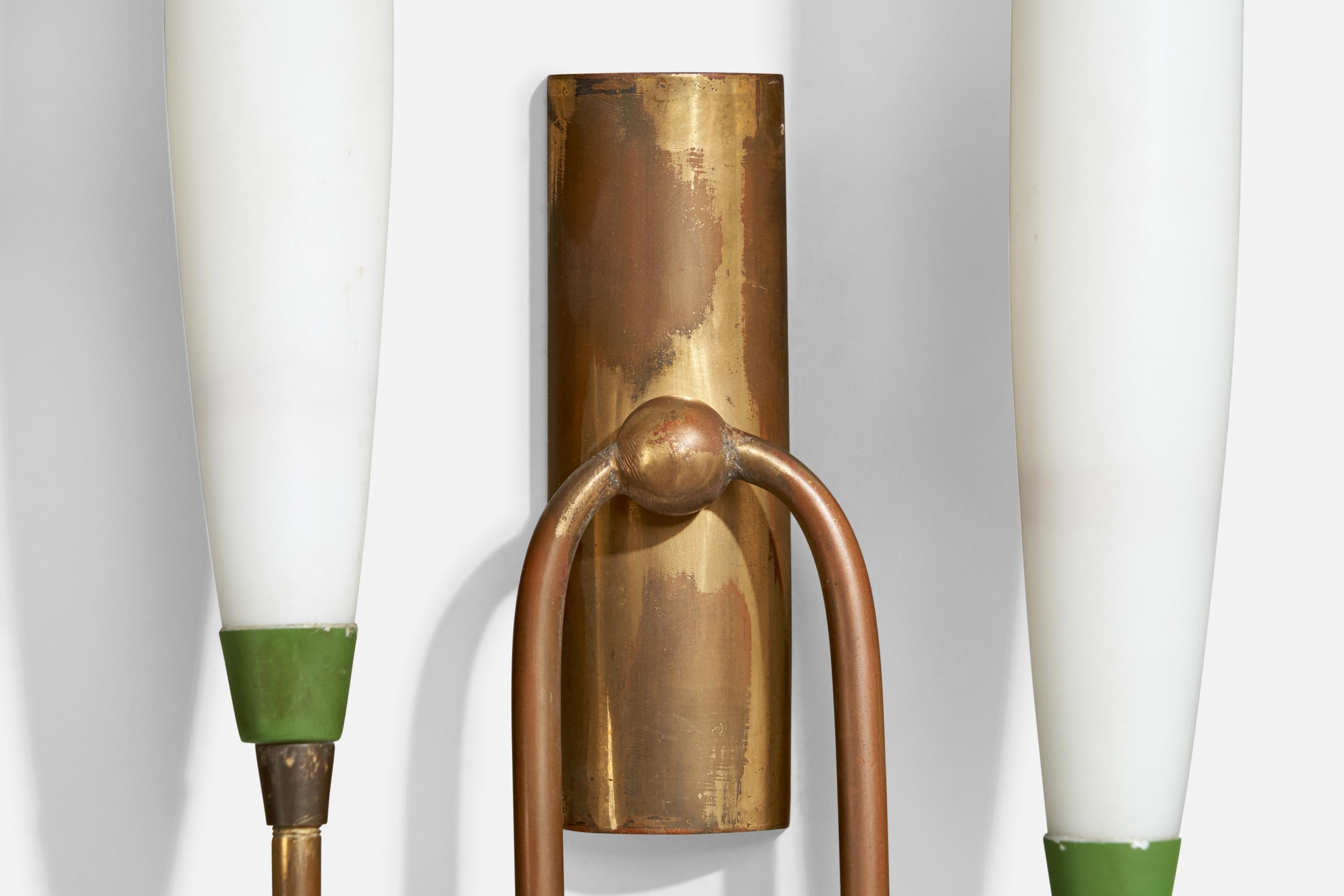 Metà XX secolo Designer italiano, lampada da parete, ottone, metallo, vetro, Italia, anni '40 in vendita