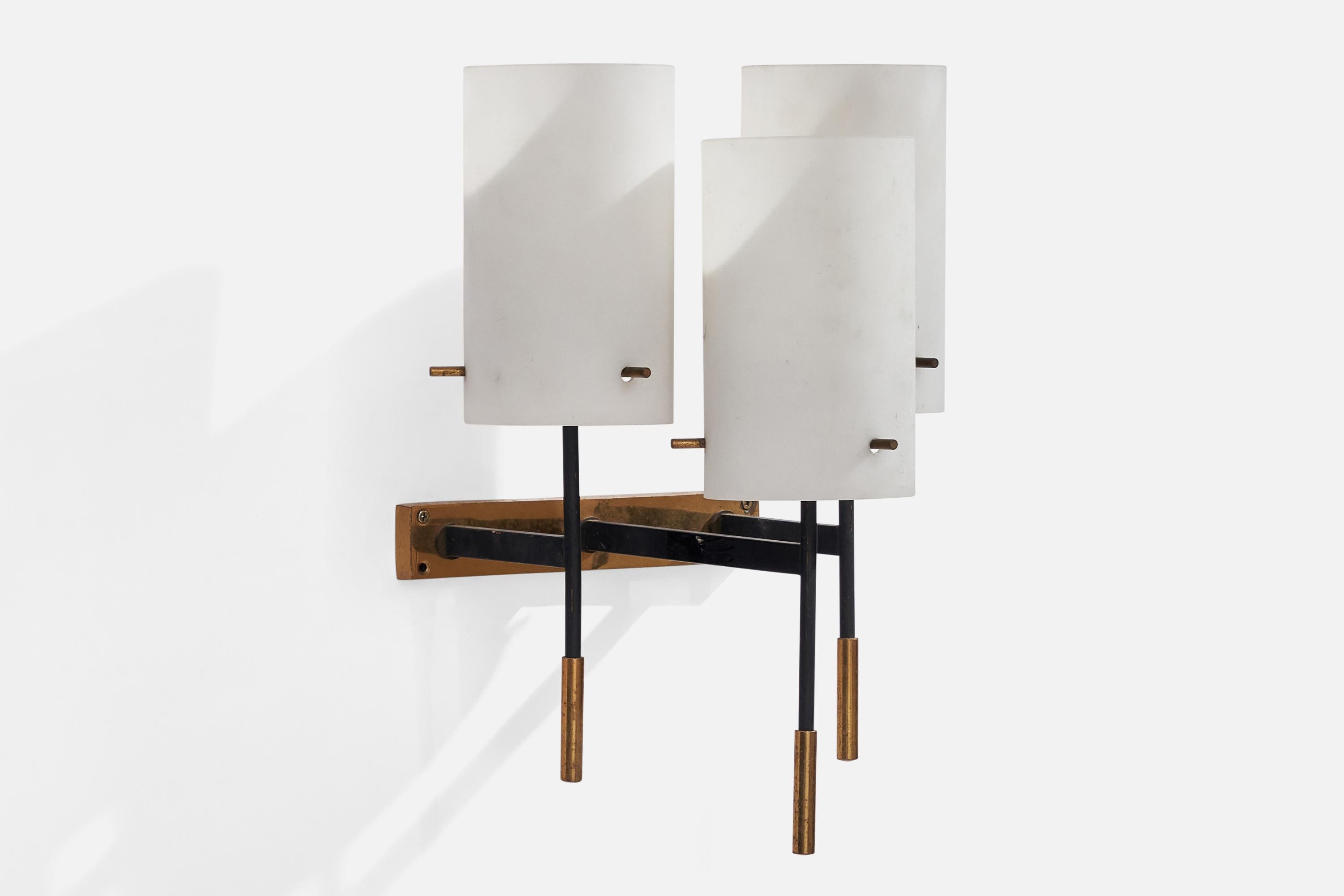 Italienische Designerin, Wandleuchte, Messing, Metall, Glas, Italien, 1950er Jahre (Moderne der Mitte des Jahrhunderts) im Angebot