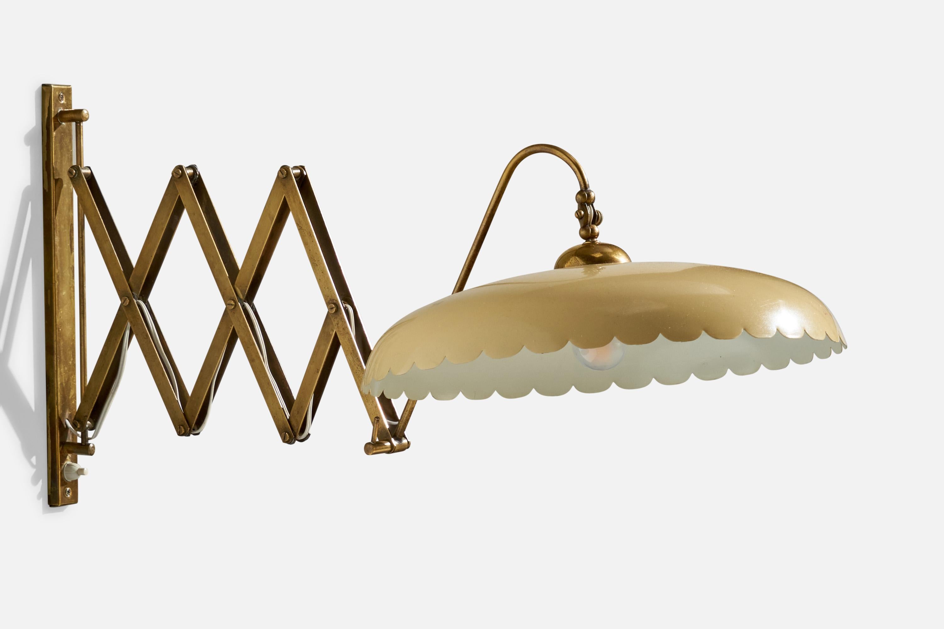 Italian Designer, Wall Light, Brass, Metal, Italy, 1940s In Good Condition In High Point, NC