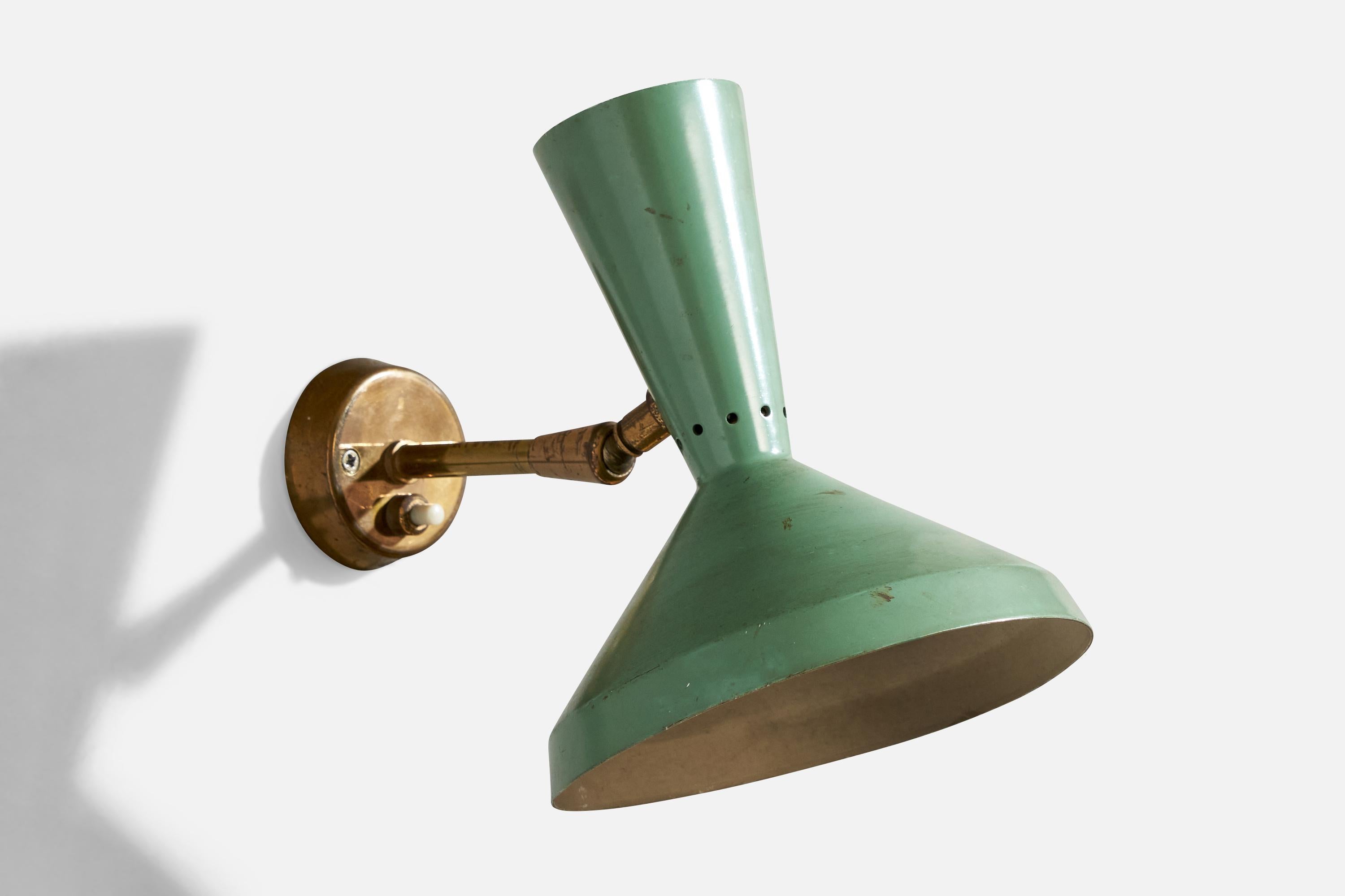 Aplique de latón y metal lacado en verde diseñado y fabricado en Italia, c. 1950.

Dimensiones totales (en pulgadas): 7