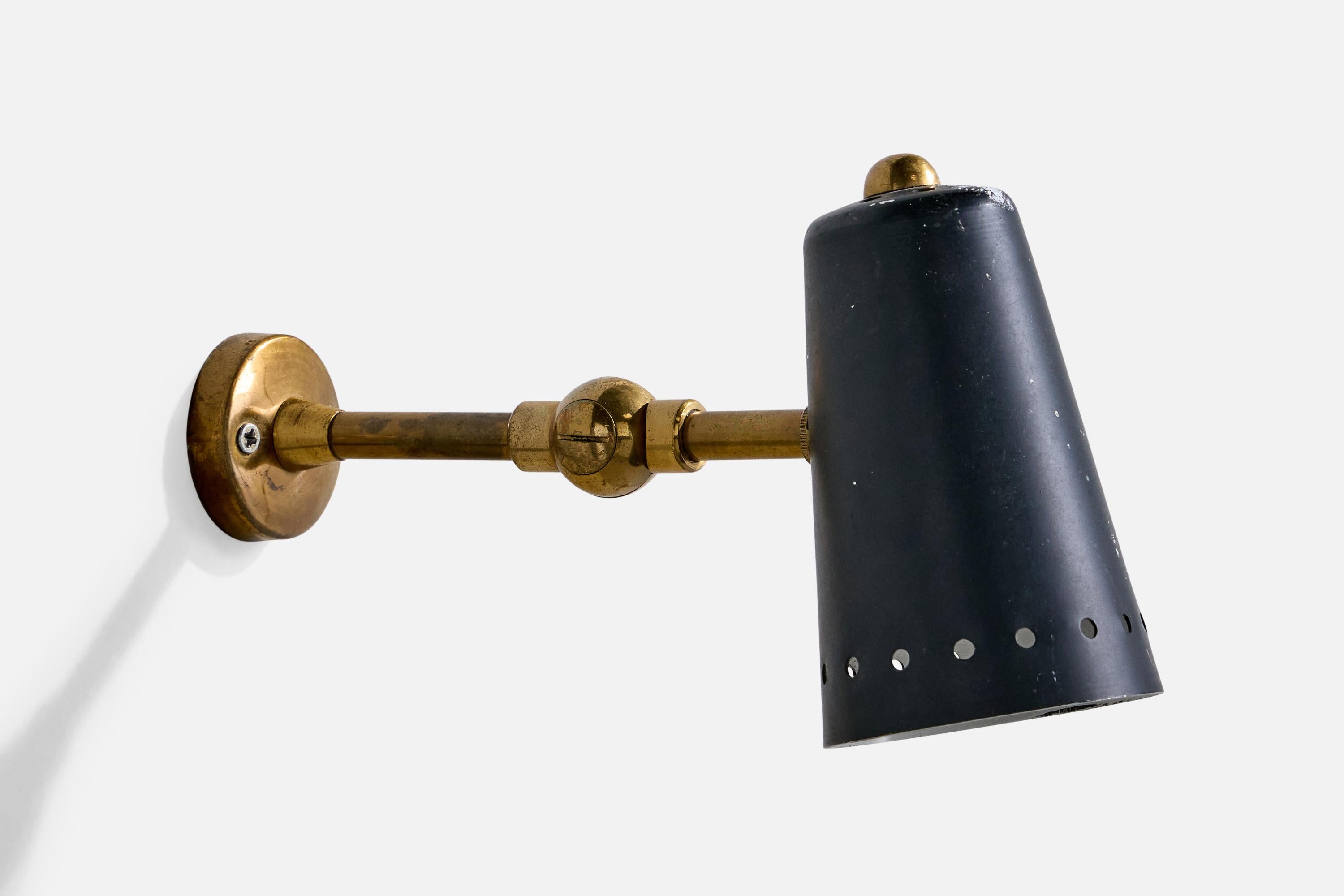 Aplique regulable de latón y metal lacado en negro, diseñado y fabricado en Italia, c. 1950.

Dimensiones totales (en pulgadas): 4,6