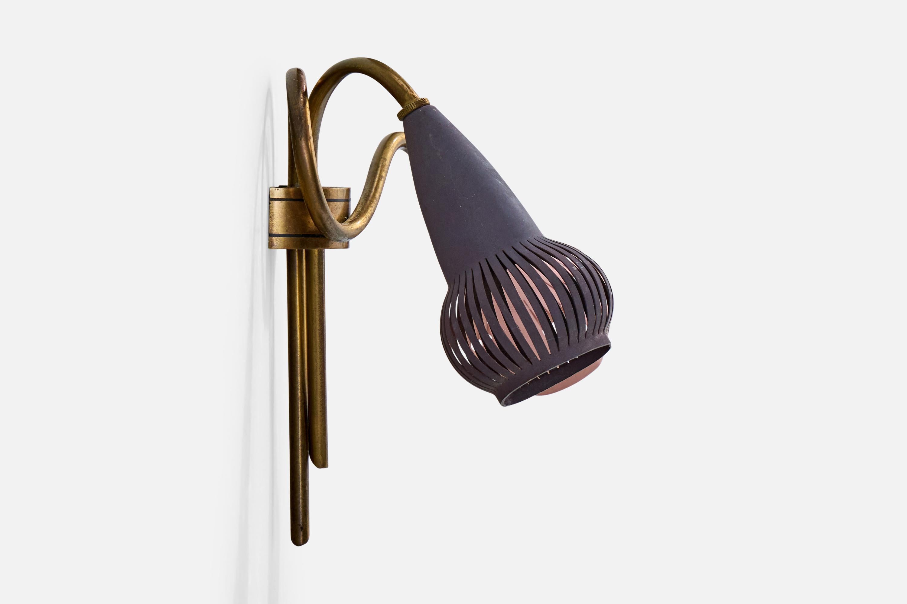 Italian Designer, Wall Light, Brass, Metal, Italy, 1950s In Good Condition For Sale In High Point, NC