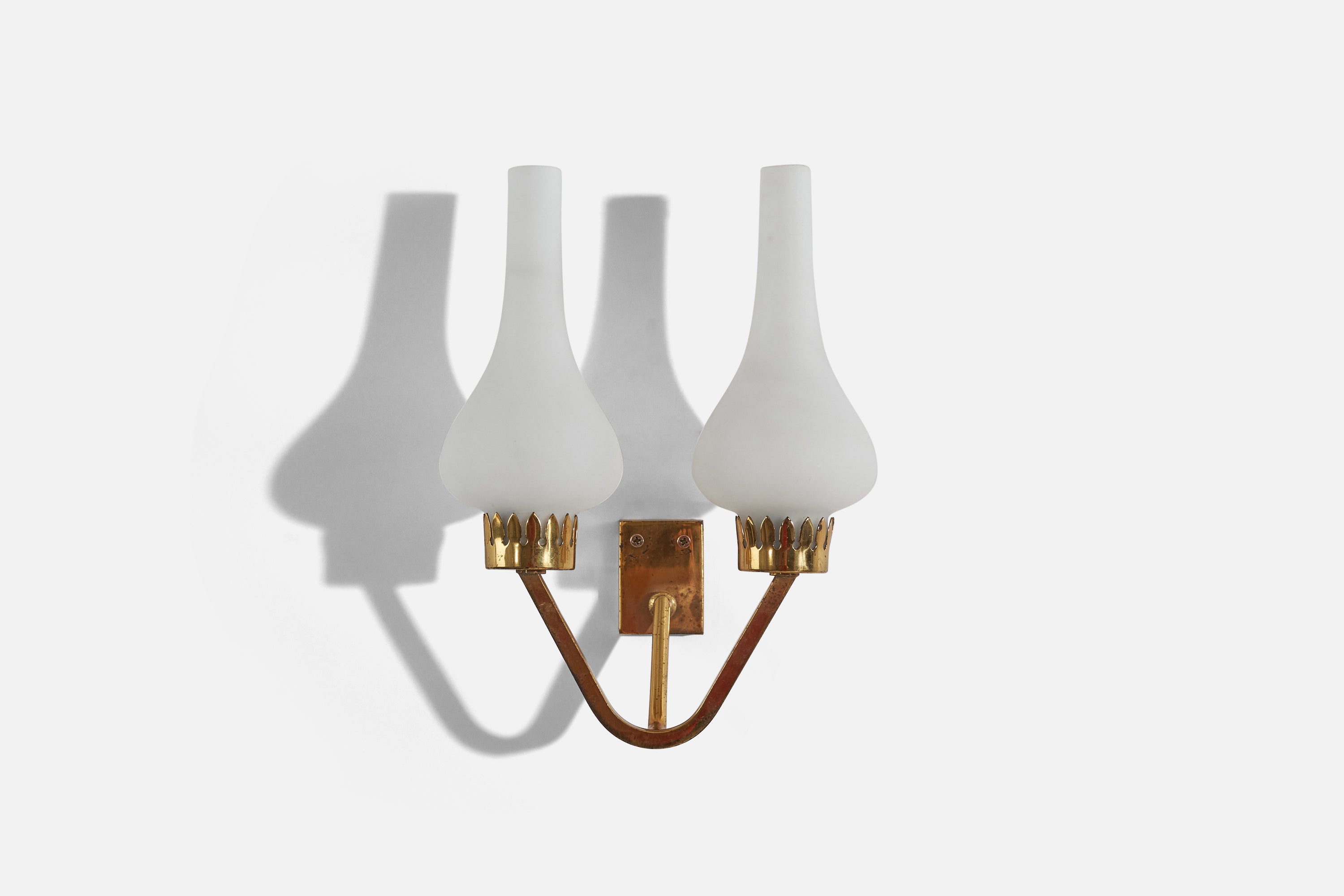 A brass and milk glass wall light designed and produced by an Italian designer, Italy, 1950s.

Dimensions of back plate (inches) : 2.12 x 1.56 x 0.5 (H x W x D).