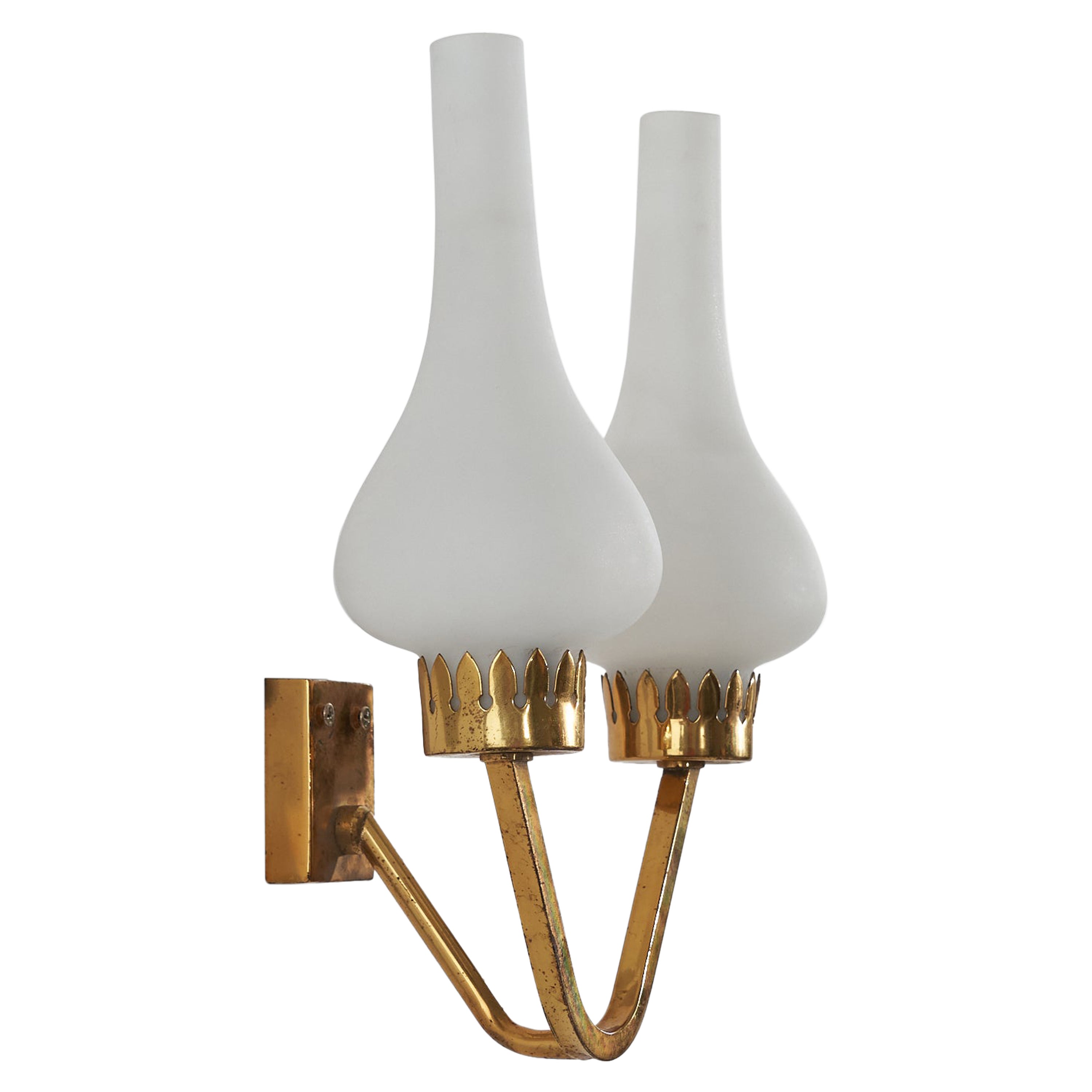 Diseñador italiano, aplique, latón, cristal de leche, Italia, años 1950