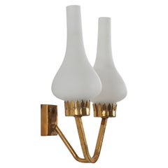 Diseñador italiano, aplique, latón, cristal de leche, Italia, años 1950