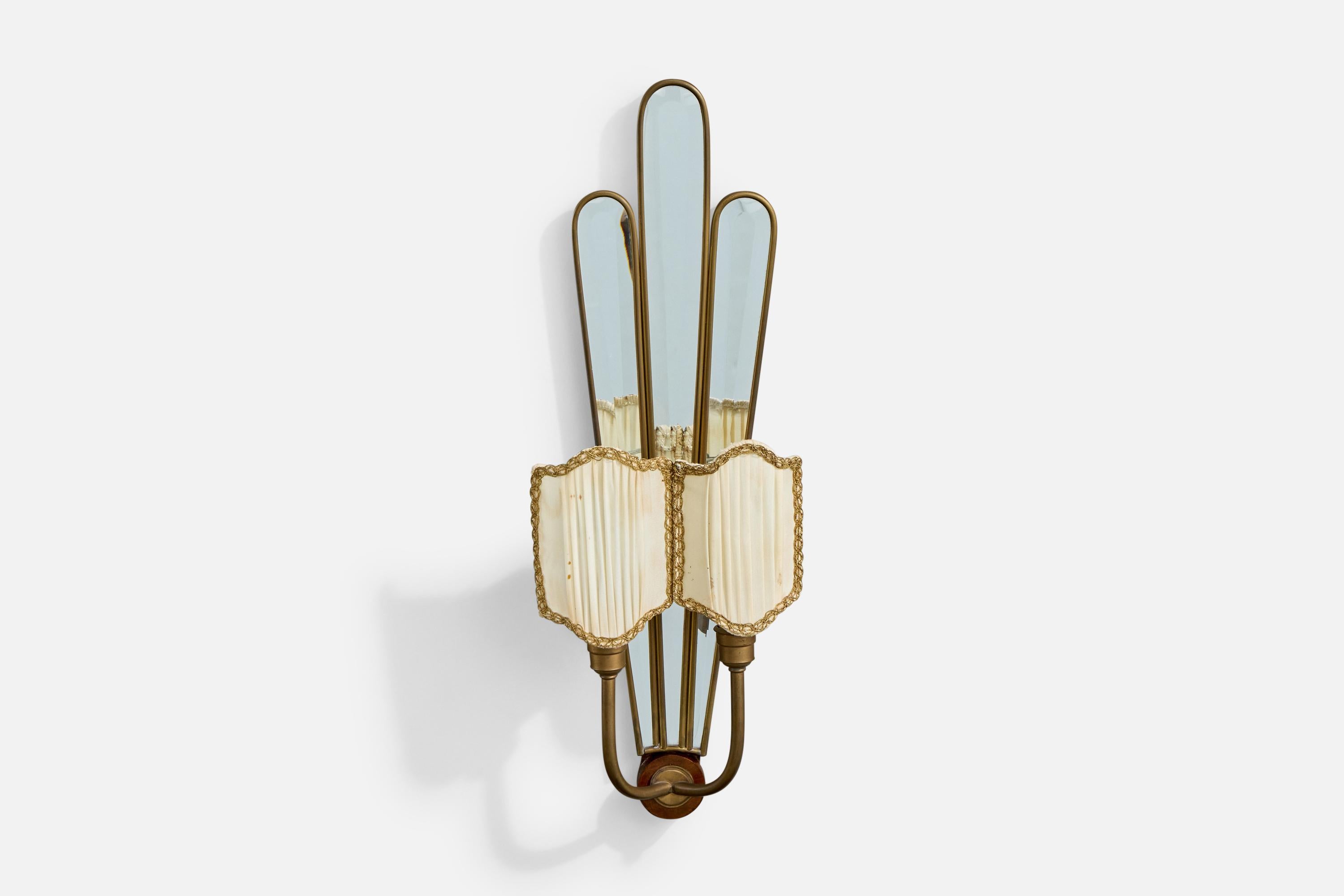 A brass, wood, mirror and cream-white fabric wall light designed and produced in Italy, c. 1940s.

Shade Dimensions (inches): 5.75”H x 3.875”W x 1.75”D

Overall Dimensions (Inches): 20.875