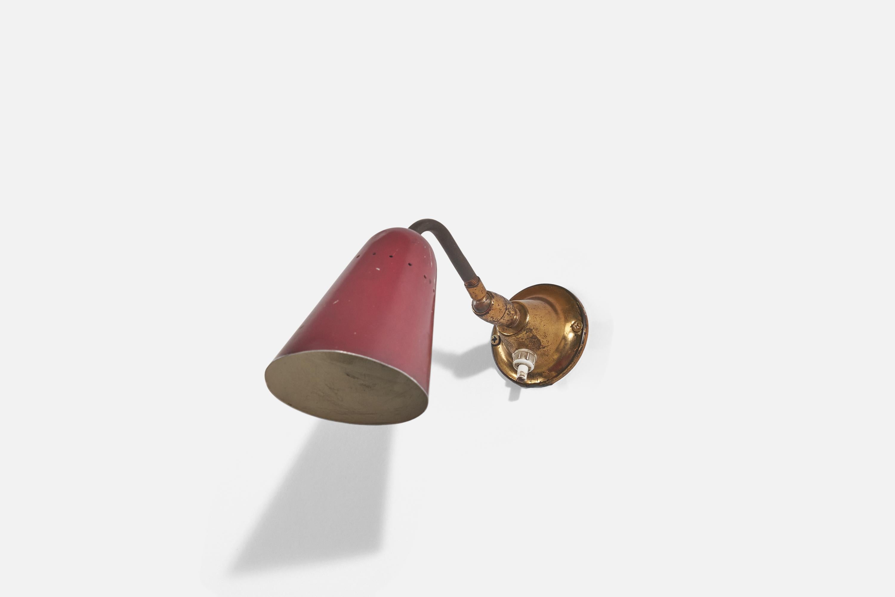 A brass and red-lacquered metal wall light designed and produced by an Italian designer, Italy, 1950s.

Variable dimensions, measured as illustrated in the first image.
Dimensions of back plate (inches) : 2.43 x 2.43 x 1.43 (H x W x D).