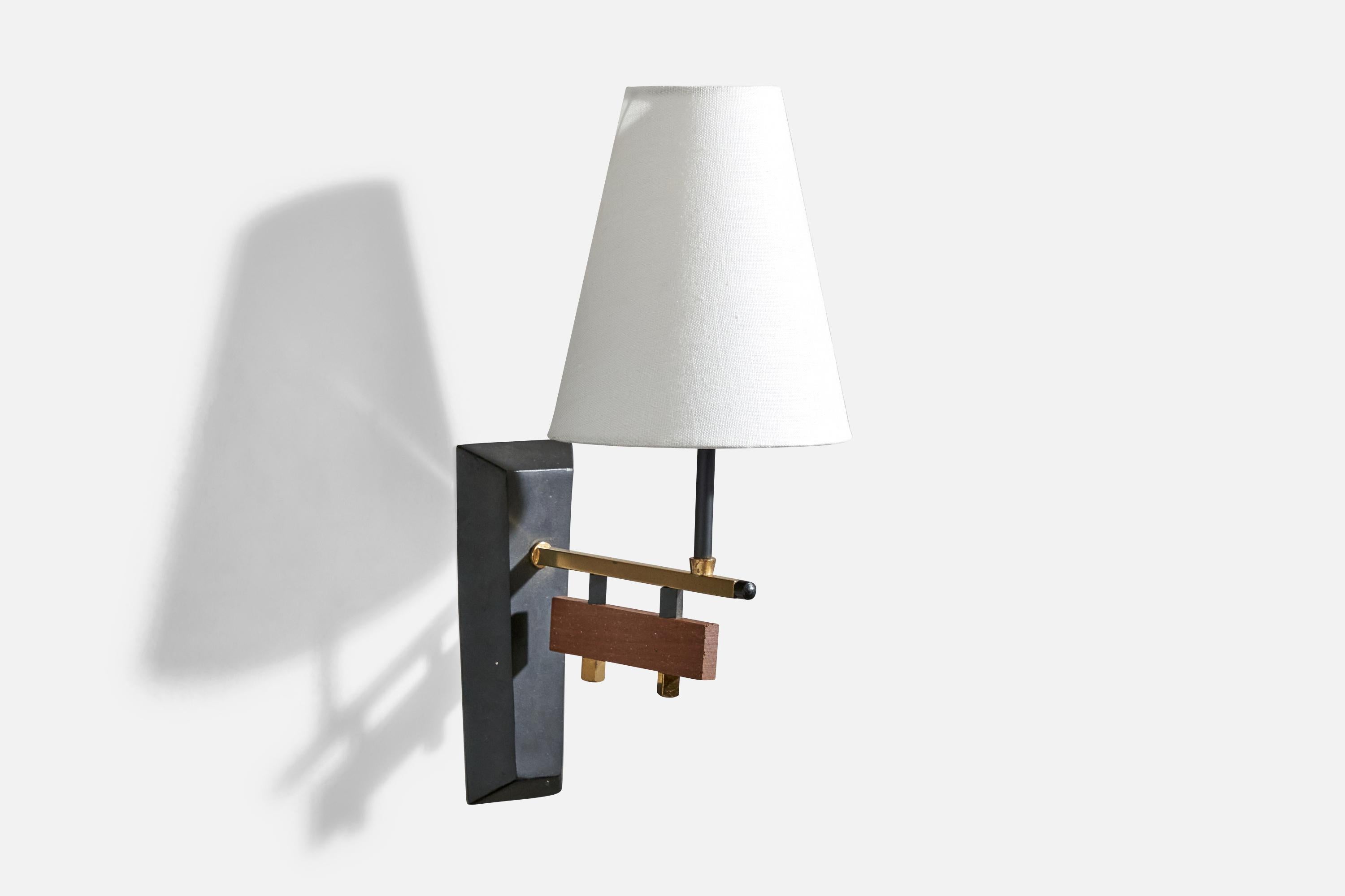 Applique in ottone, metallo laccato nero, teak e tessuto bianco progettata e prodotta in Italia, anni '50 circa.

Dimensioni complessive (pollici): 13,25