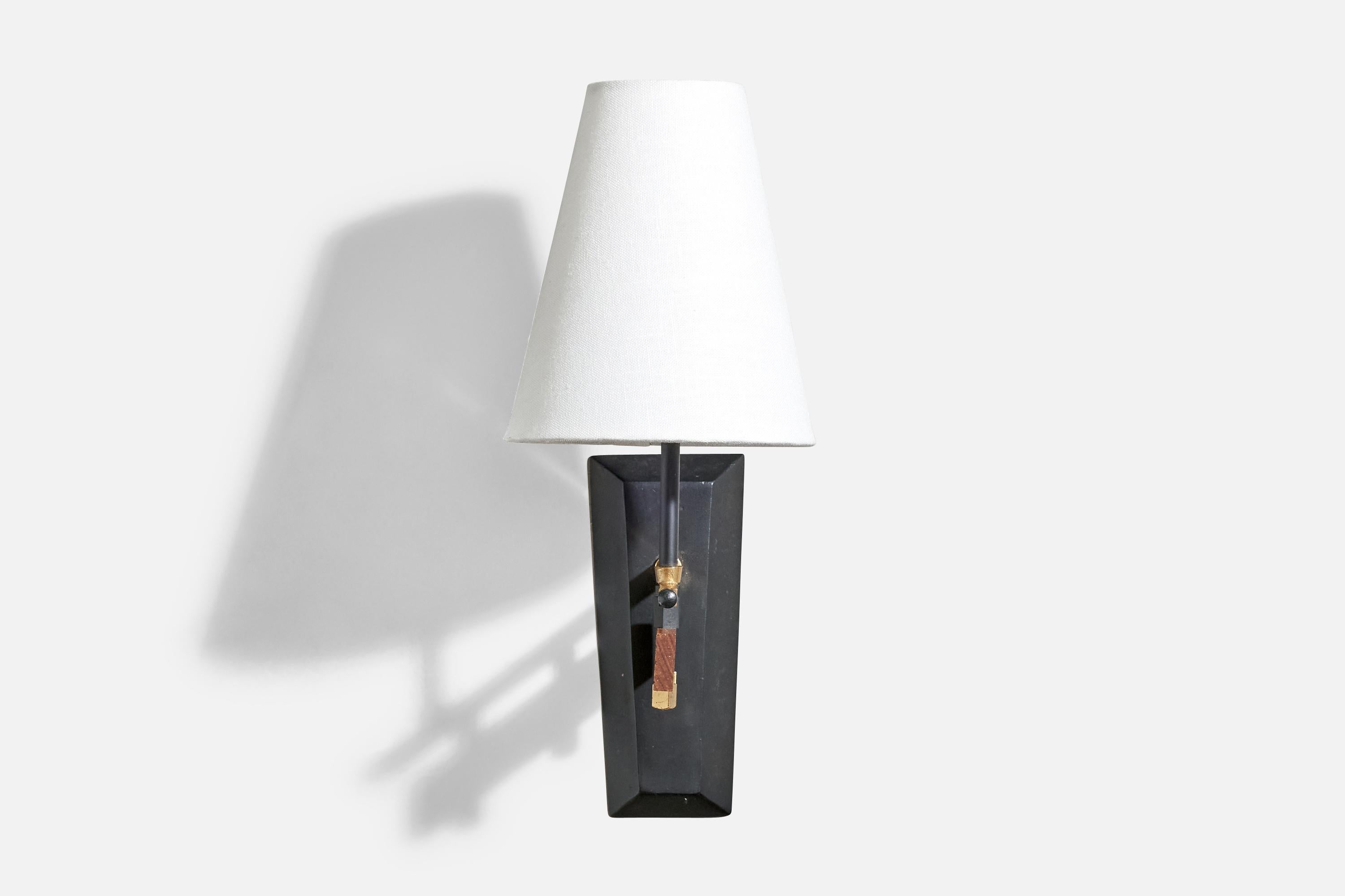 Mid-Century moderno Lampada da parete di design italiano, ottone, teak, metallo, tessuto, Italia, anni '50 in vendita