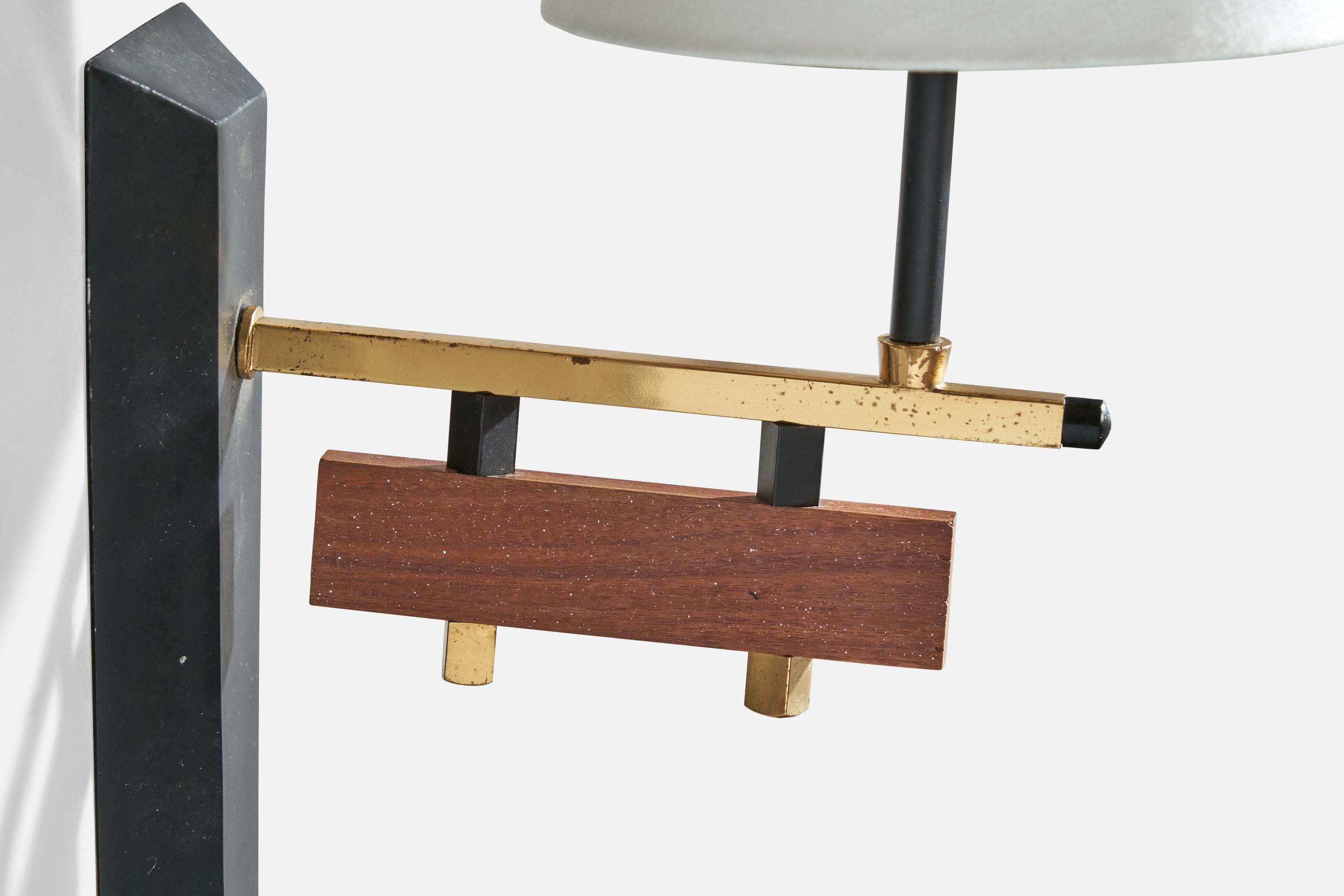 Metà XX secolo Lampada da parete di design italiano, ottone, teak, metallo, tessuto, Italia, anni '50 in vendita