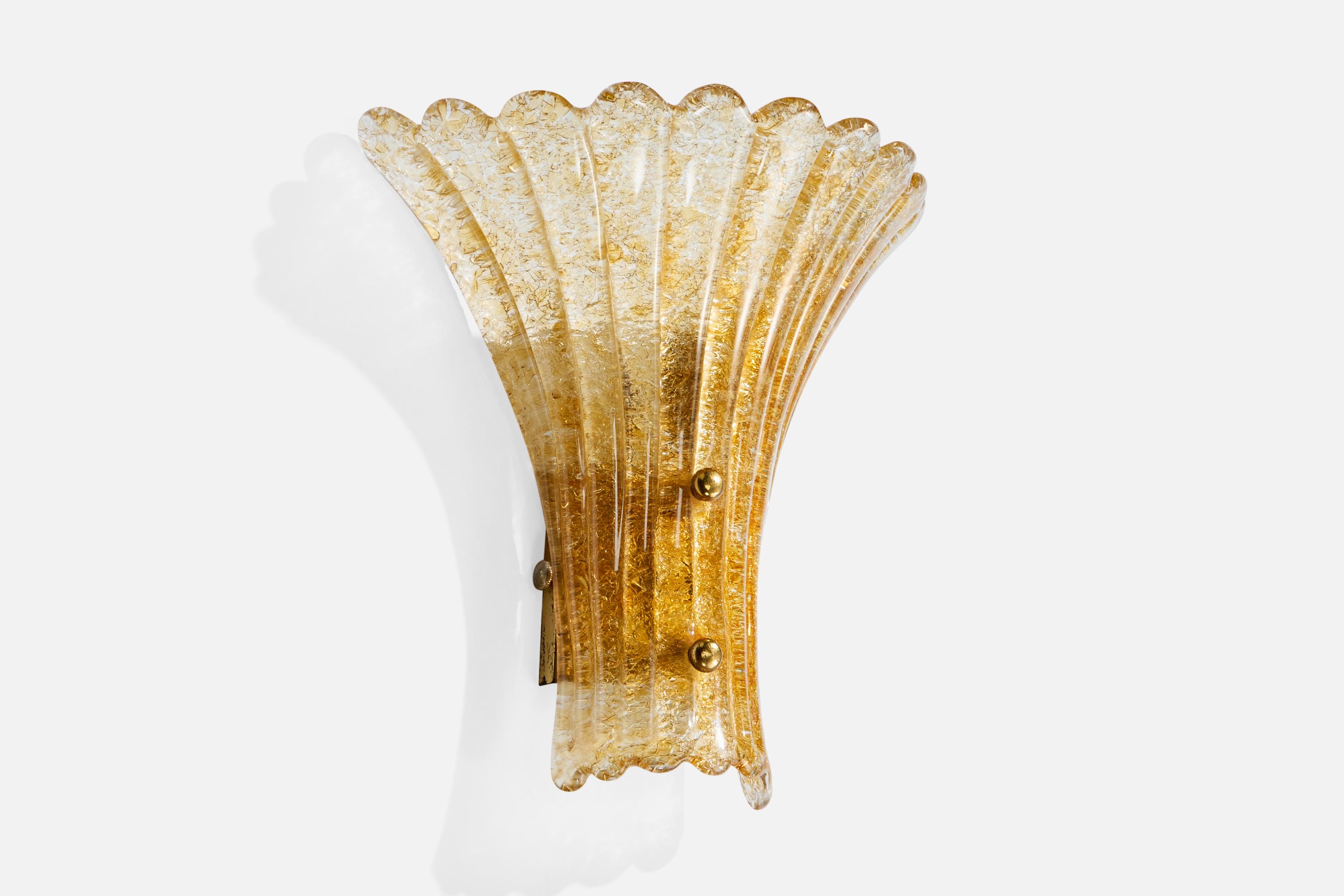 Wandleuchte aus Messing und orangefarbenem Murano-Glas, entworfen und hergestellt in Italien, ca. 1940er Jahre.

Gesamtabmessungen (Zoll): 10,375 