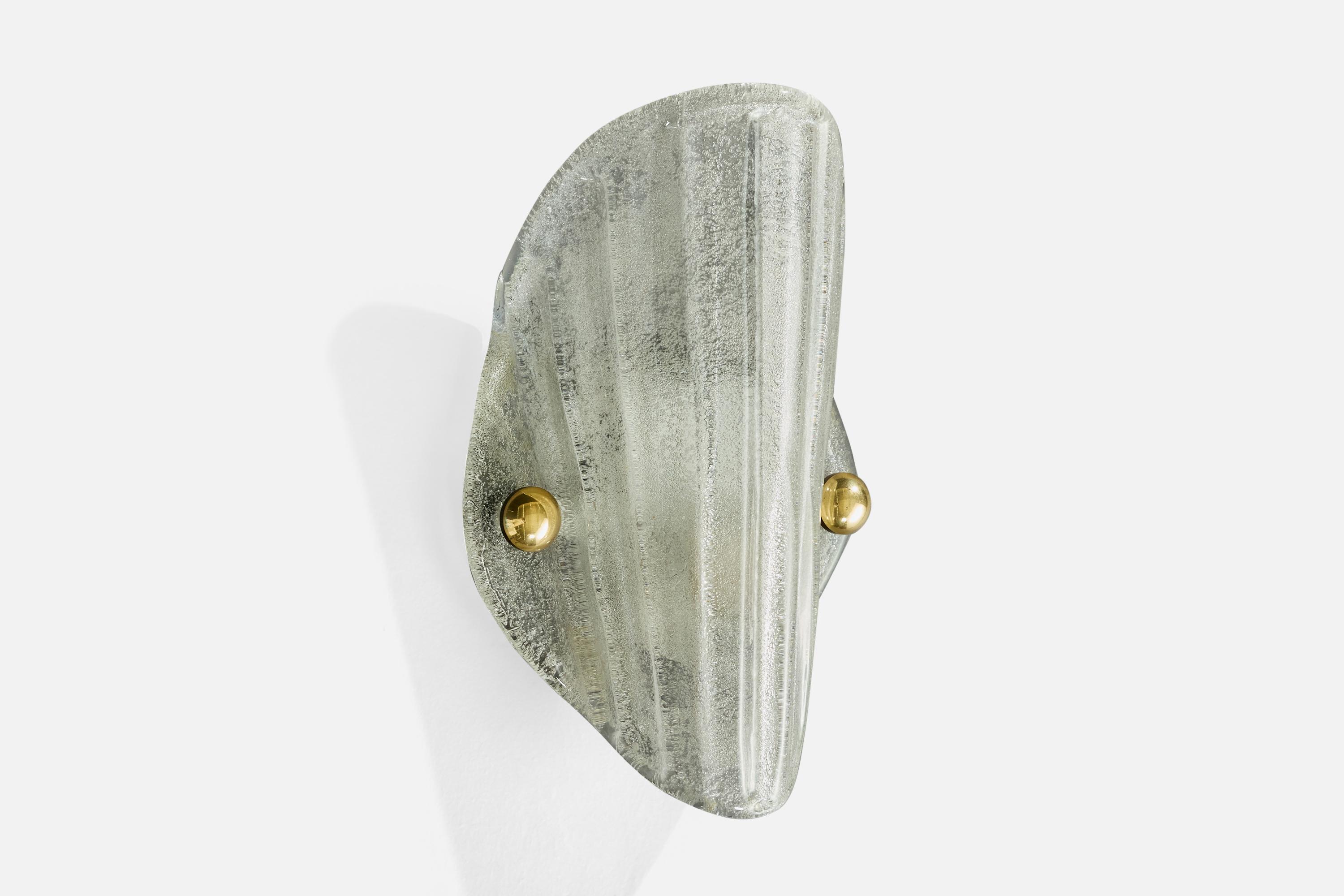 Applique en verre de Murano et en laiton, probablement conçue et produite en Italie, C.C. 1960.

Dimensions globales (en pouces) : 14,0 