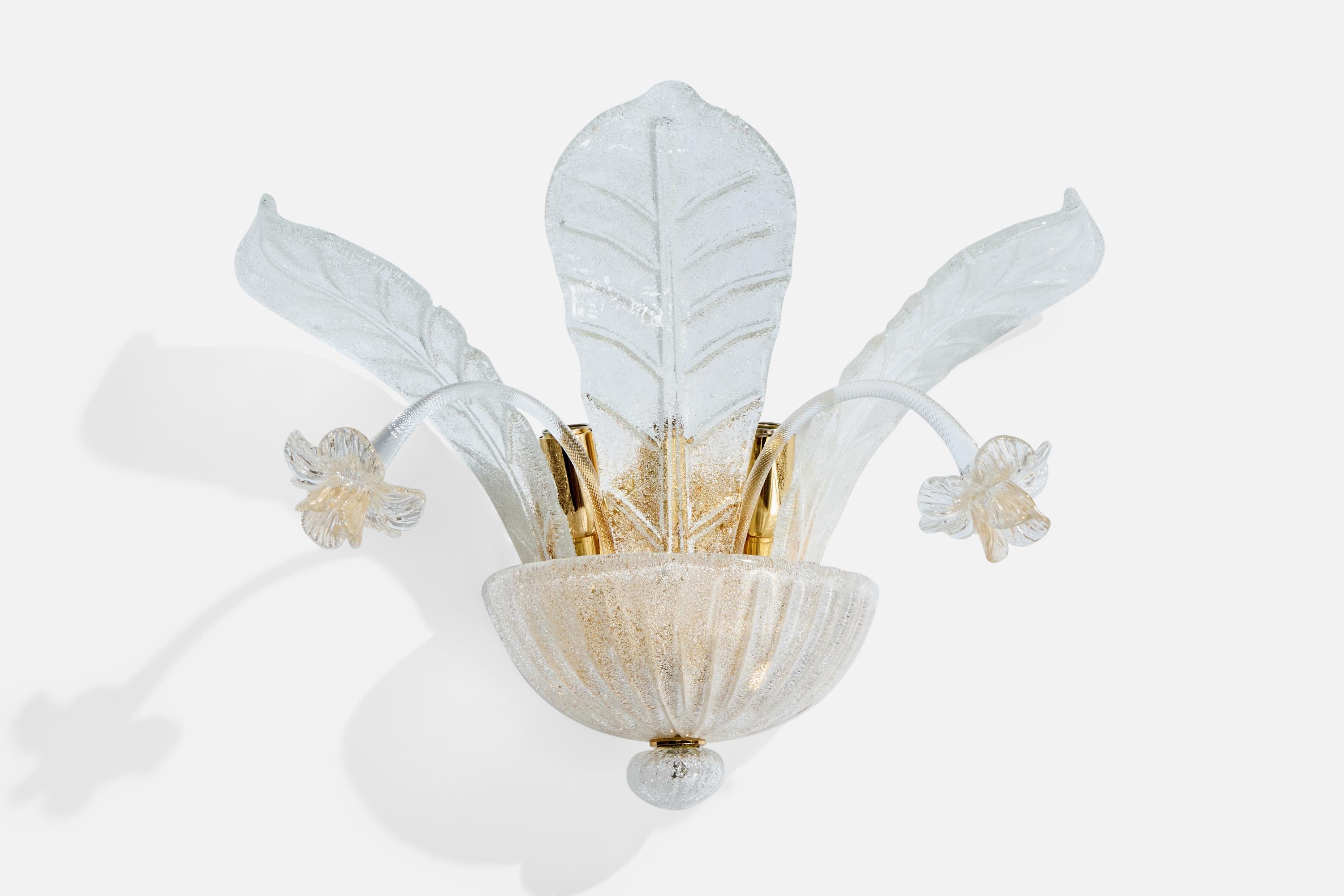 Eine Wandleuchte aus Murano-Glas und Messing, entworfen und hergestellt in Italien, ca. 1990er Jahre.

Gesamtabmessungen (Zoll): 14,25 