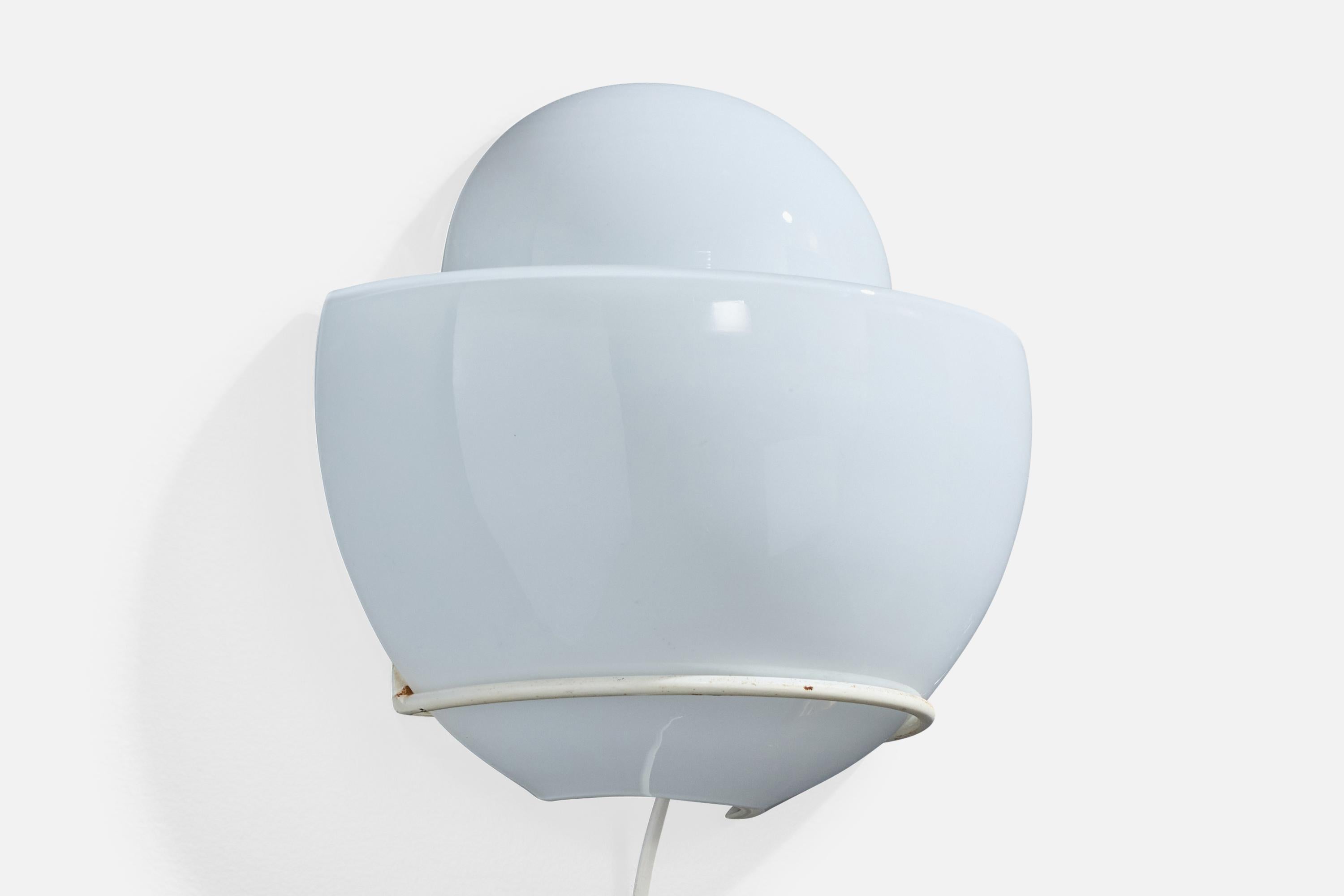 Wandleuchte aus weiß lackiertem Metall und weißem Opalglas, entworfen und hergestellt in Italien, ca. 1960er Jahre.

Starke Oxidation auf der gesamten Metallrückwand und der Stützstange. 

Gesamtabmessungen (Zoll): 9,325 