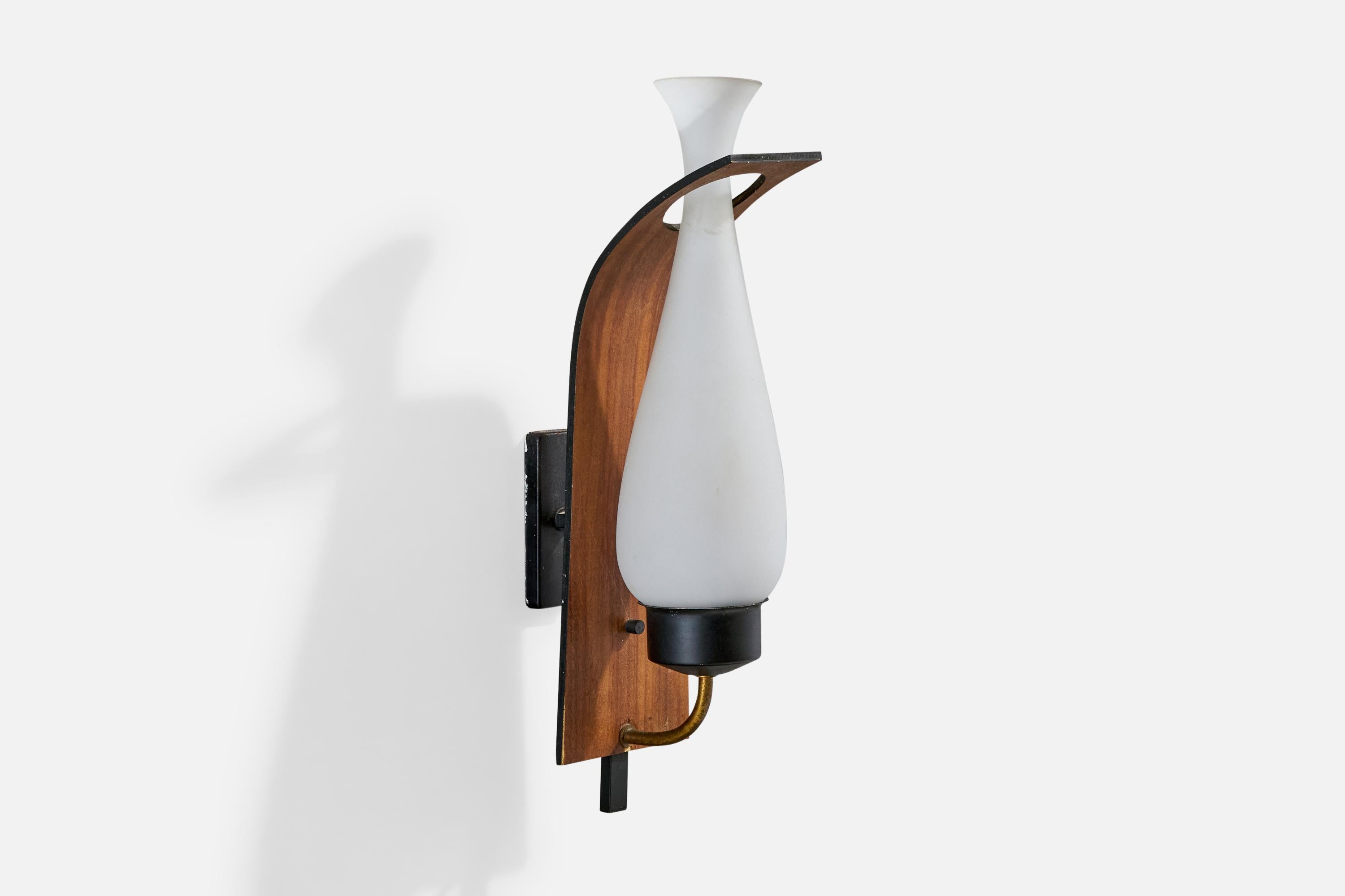 A brass, metal, and teak wall light designed and produced in Italy, c. 1950s.

Overall Dimensions (Inches): 16.0
