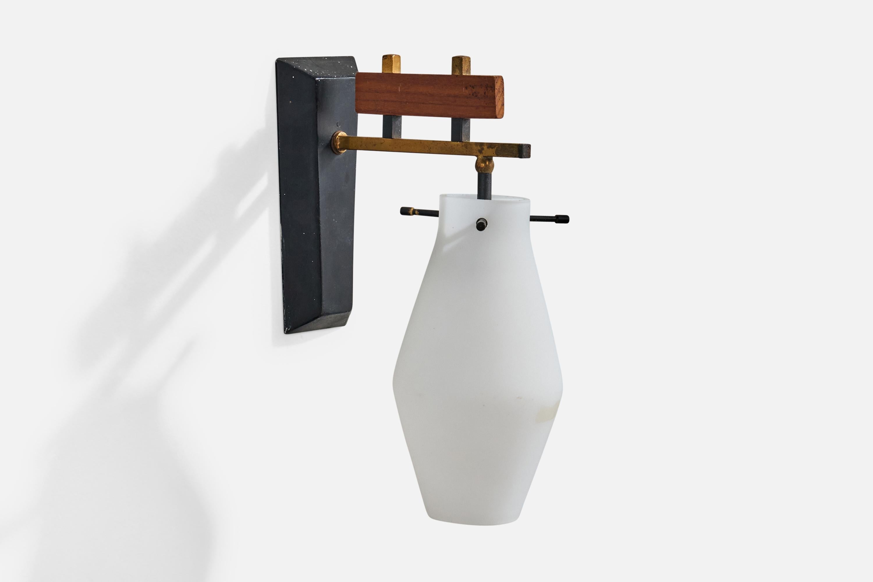 Applique in ottone, metallo laccato nero, teak e vetro opalino bianco progettata e prodotta in Italia, anni '50 circa.

Ossidazione presente su ottone e metallo

Usura coerente con l'età e l'uso

Dimensioni complessive (pollici): 10,0 