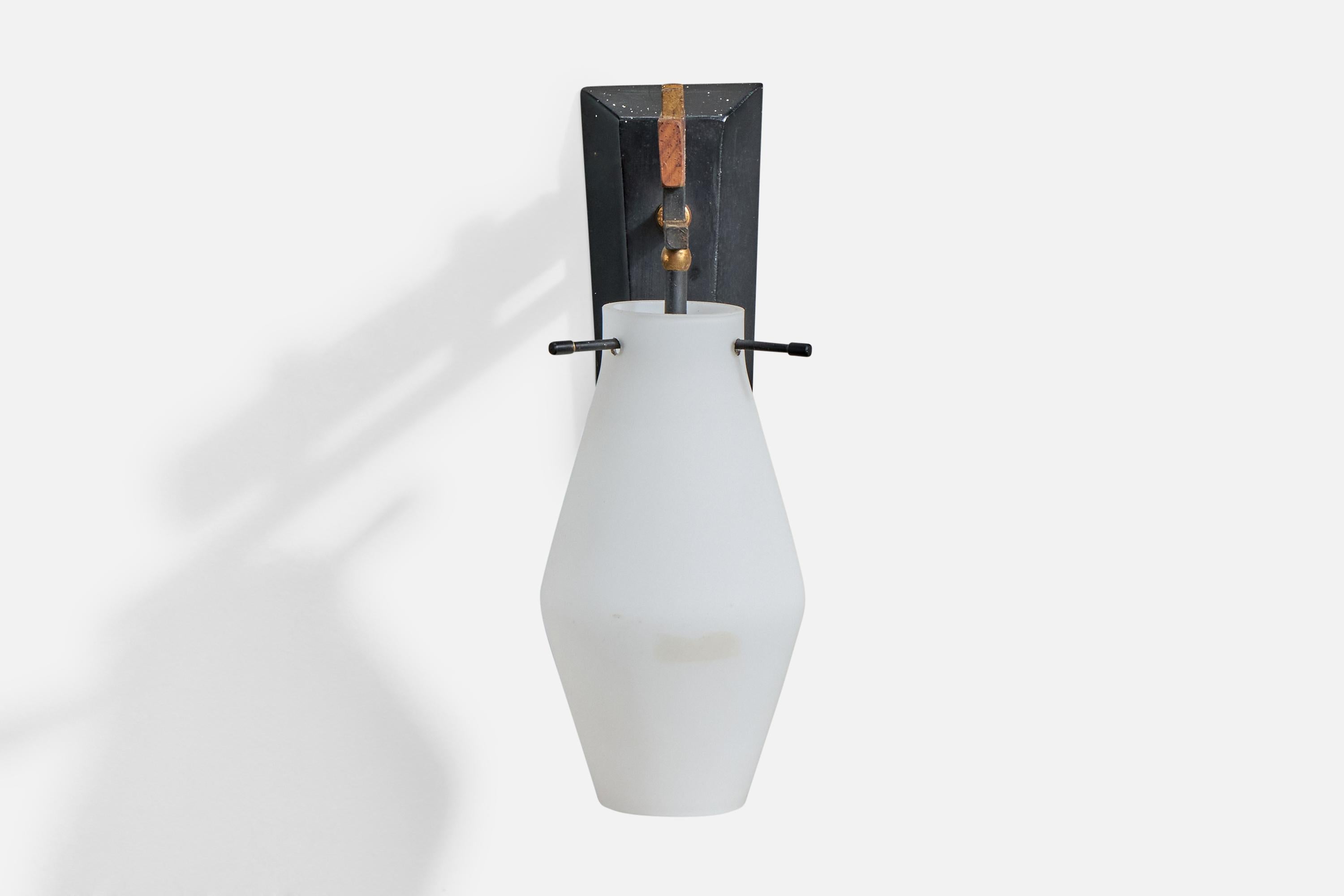 Mid-Century moderno Lampada da parete di design italiano, metallo, ottone, teak, vetro, Italia, anni '50 in vendita