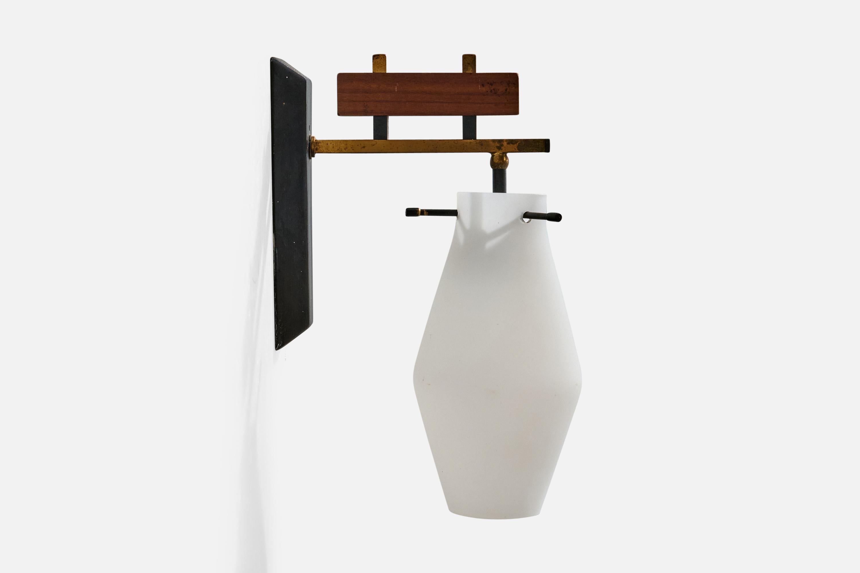 Italiano Lampada da parete di design italiano, metallo, ottone, teak, vetro, Italia, anni '50 in vendita