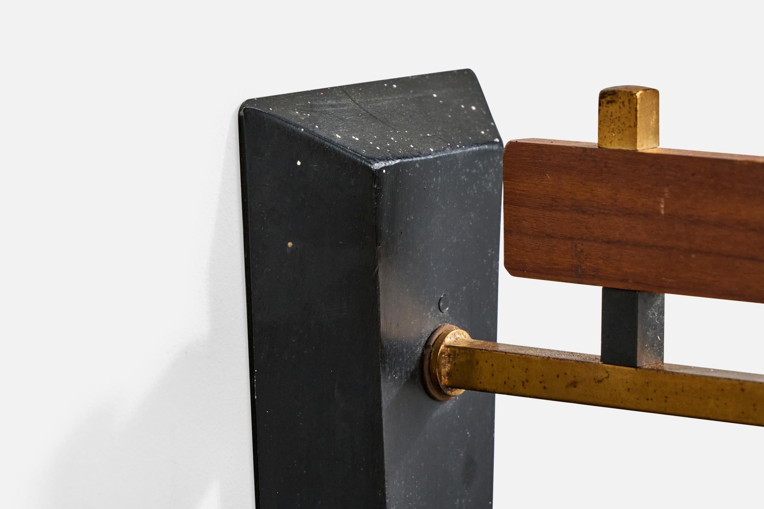 Lampada da parete di design italiano, metallo, ottone, teak, vetro, Italia, anni '50 In condizioni buone in vendita a High Point, NC