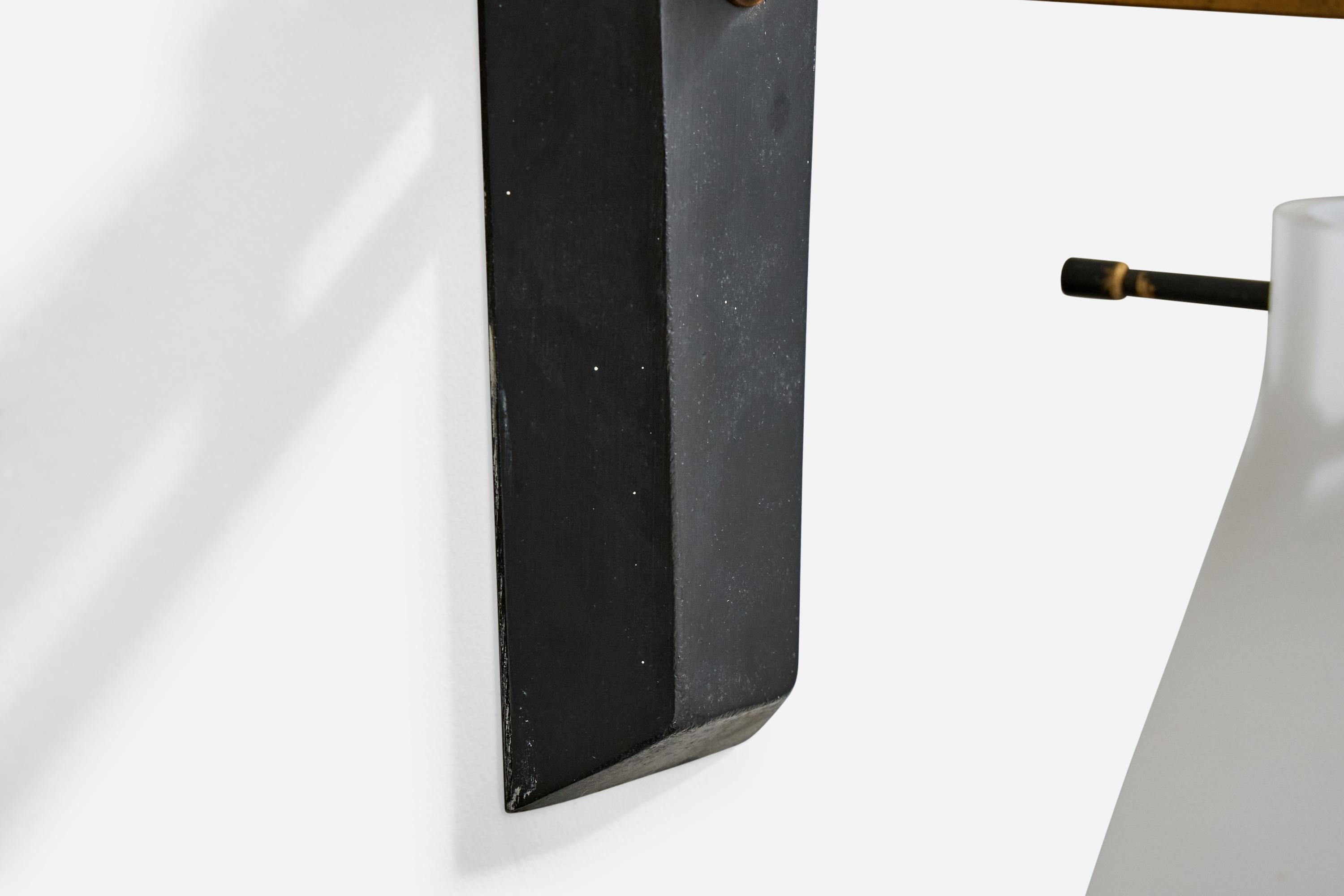 Metà XX secolo Lampada da parete di design italiano, metallo, ottone, teak, vetro, Italia, anni '50 in vendita