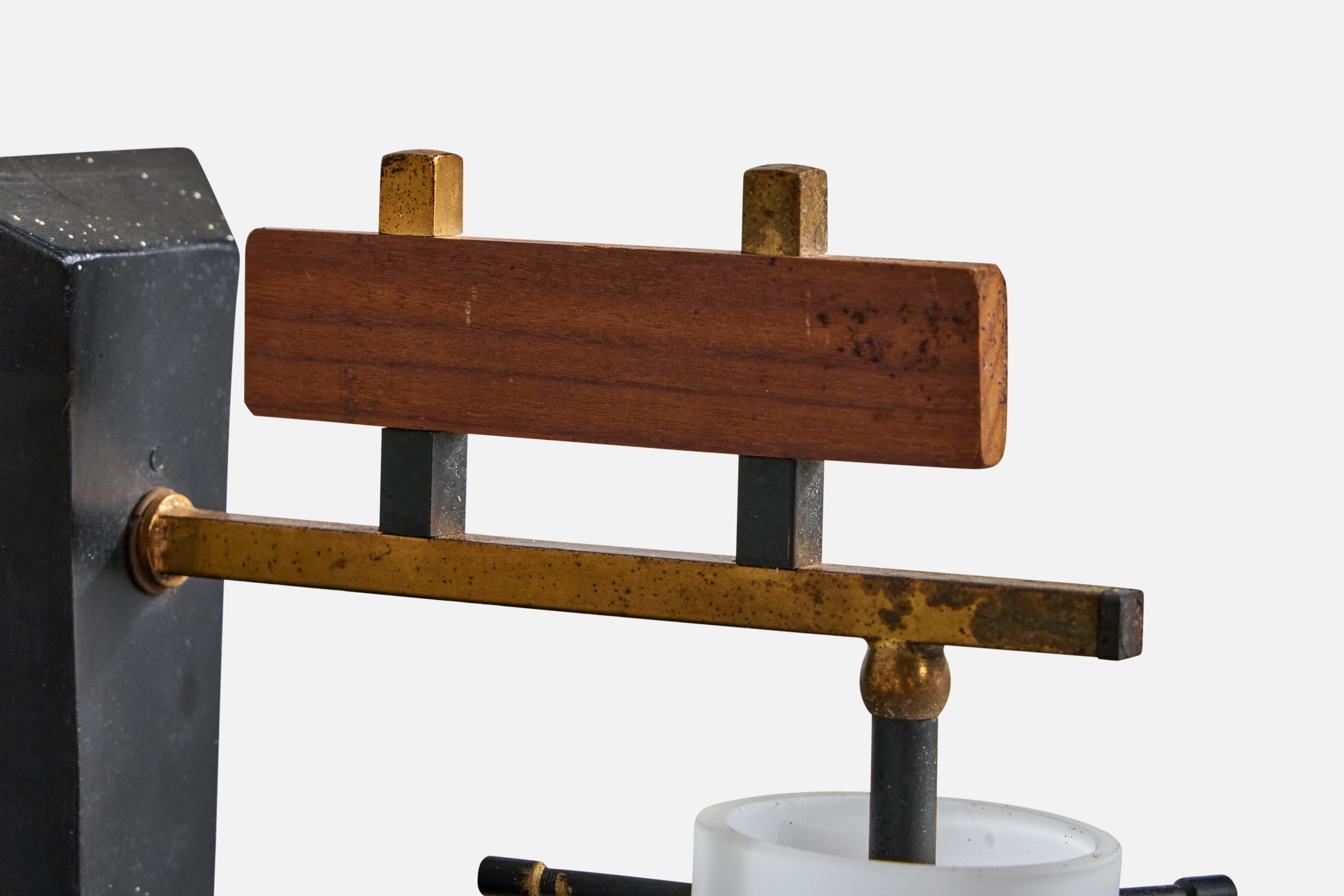 Metallo Lampada da parete di design italiano, metallo, ottone, teak, vetro, Italia, anni '50 in vendita