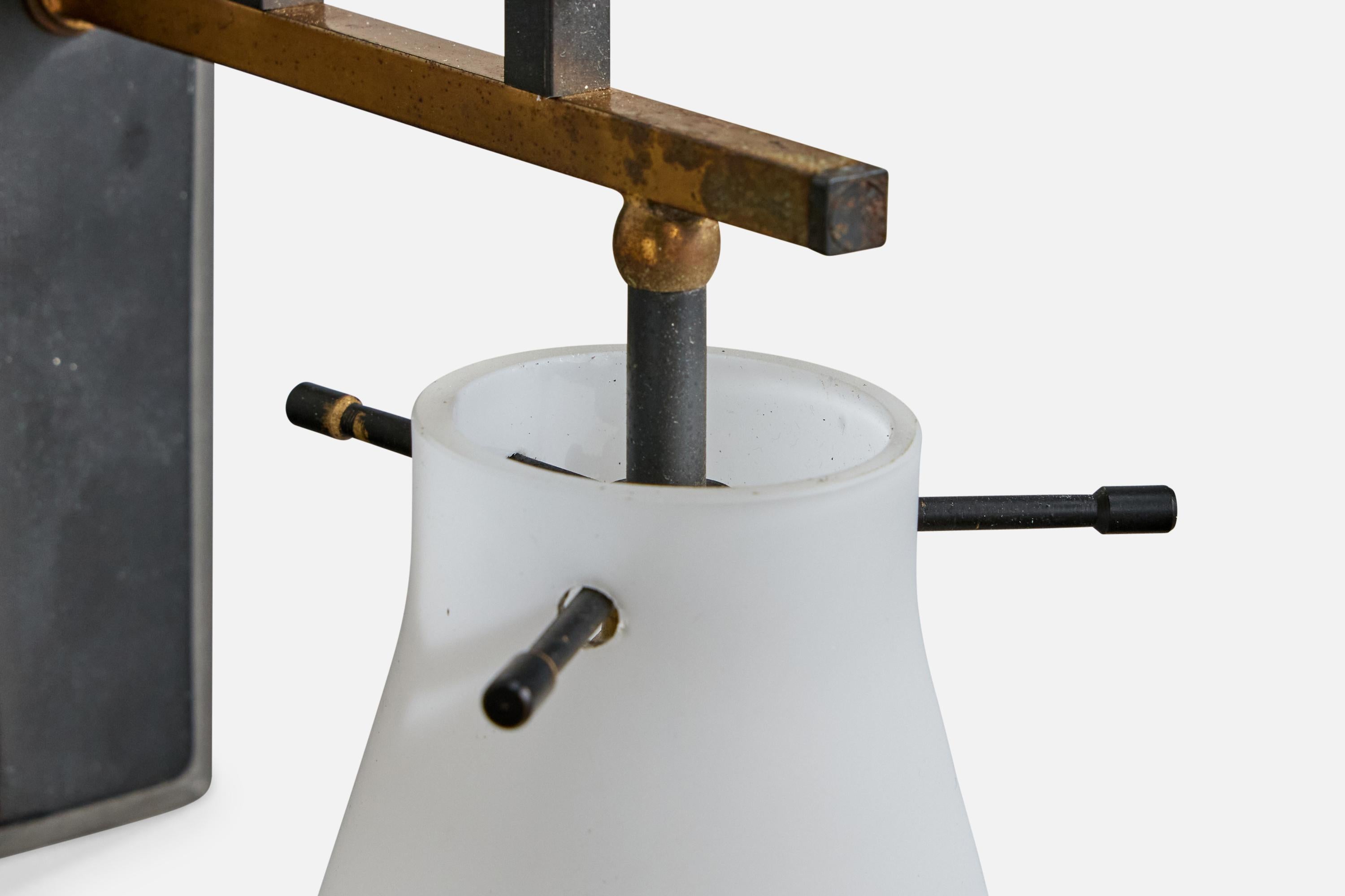 Lampada da parete di design italiano, metallo, ottone, teak, vetro, Italia, anni '50 in vendita 1