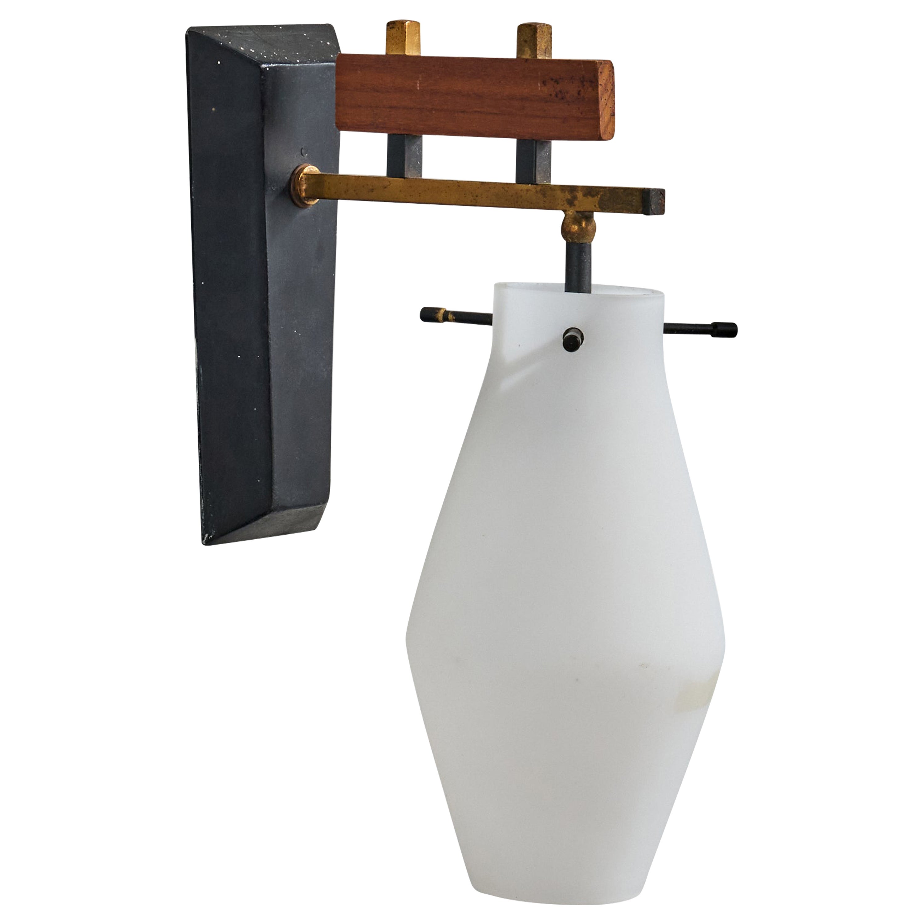 Designer italien, applique murale, métal, laiton, teck, verre, Italie, années 1950