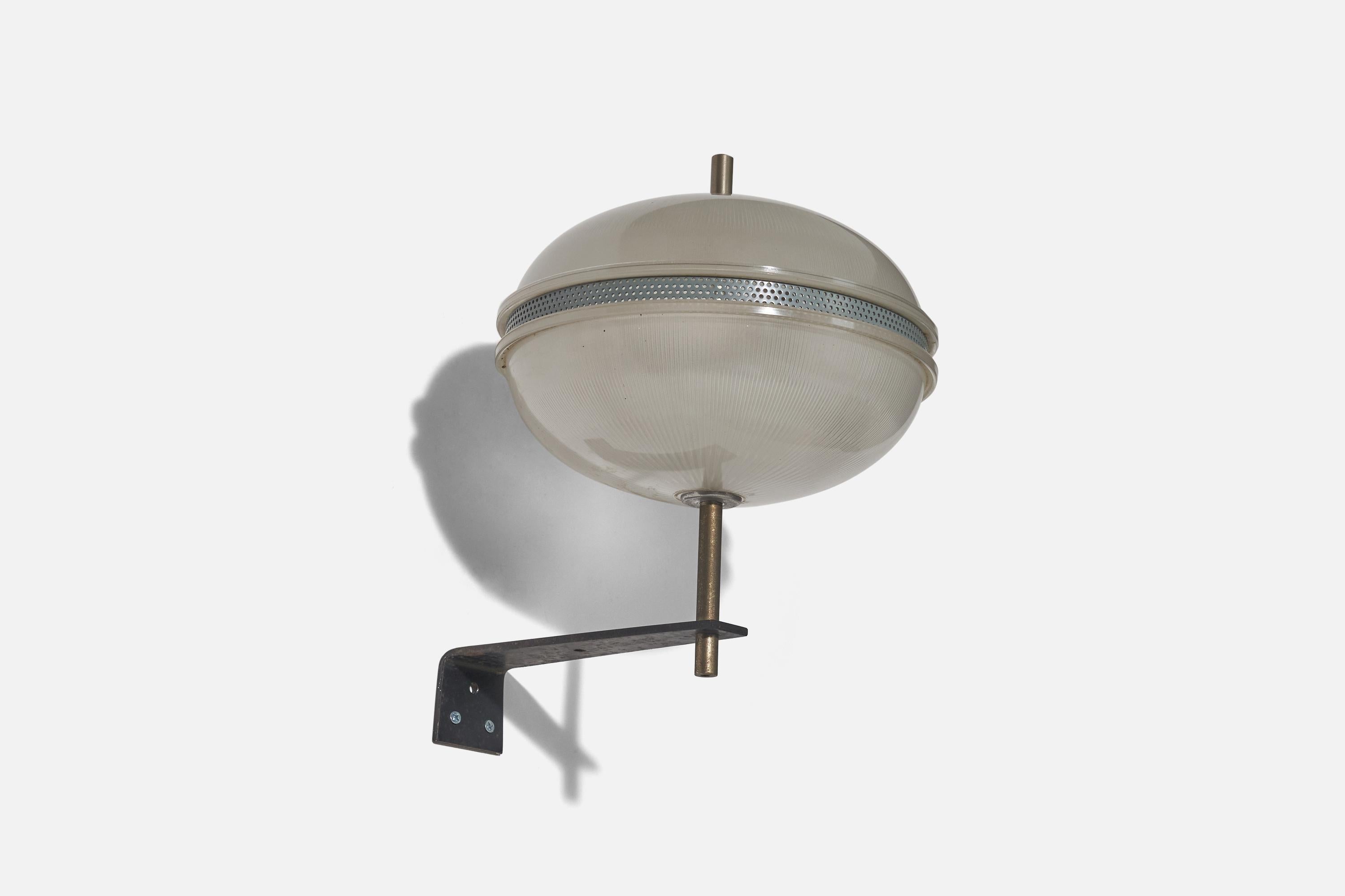 A metal and glass wall light designed and produced by an Italian designer, Italy, 1950s.

Dimensions of back plate (inches) : 2.24 x 2.21 x 0.20 (Height x Width x Depth).