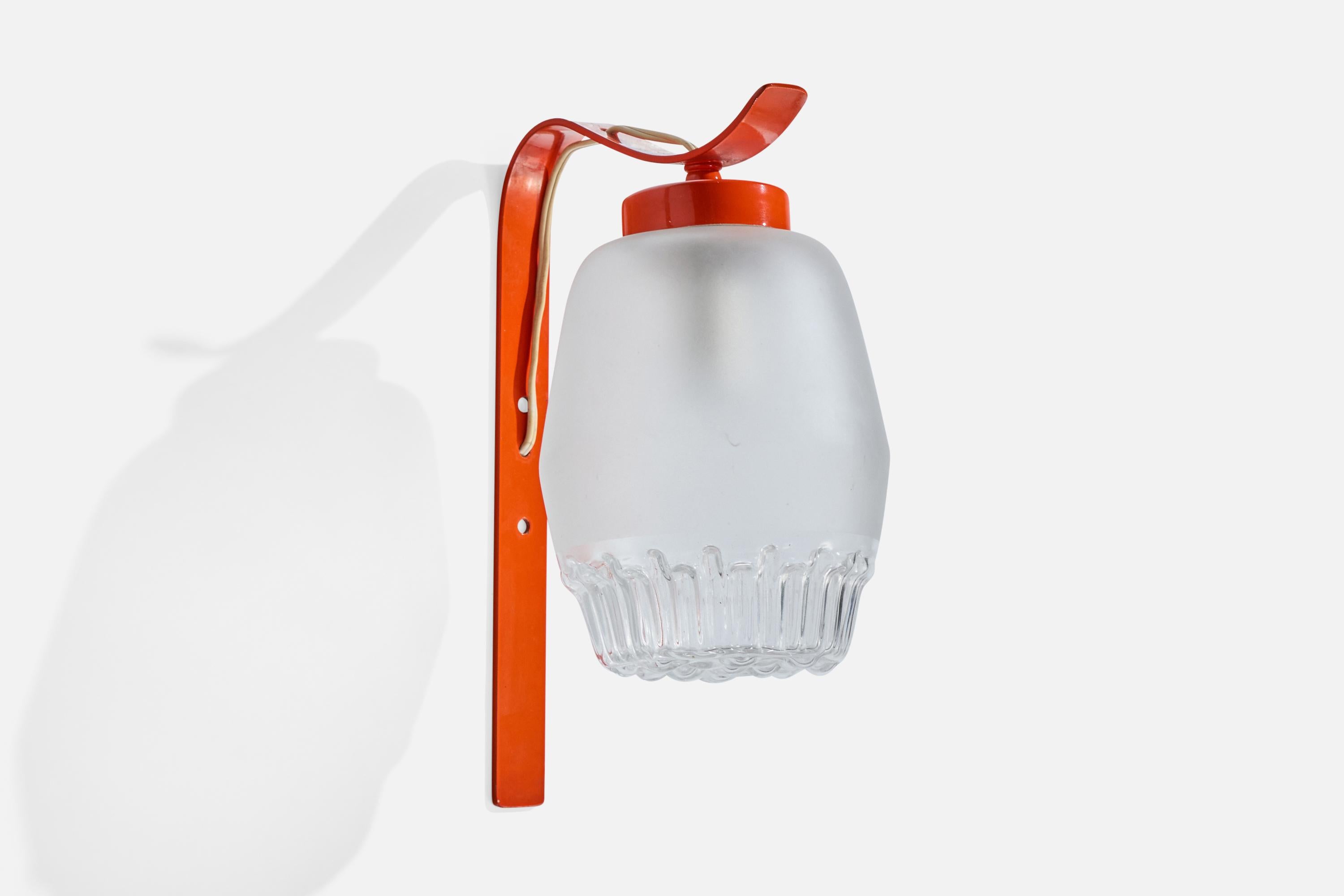 Eine Wandleuchte aus orange lackiertem Metall und Opalglas, wahrscheinlich in Italien entworfen und hergestellt, um 1970. 

Gesamtabmessungen (Zoll): 10,75 