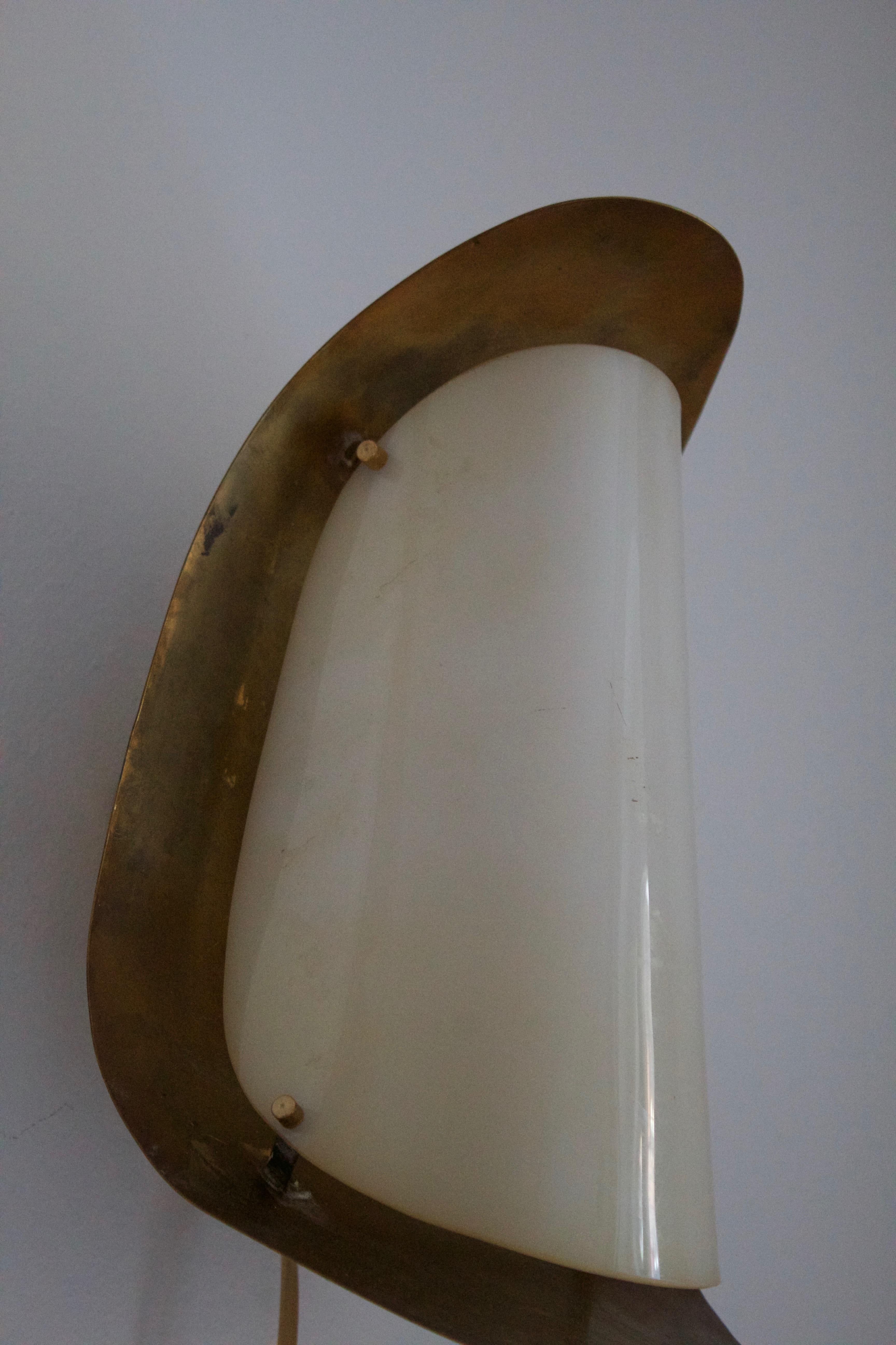 Italian Designer, Wall Light / Sconce, Brass, Acrylic, Italy, 1950s In Good Condition In High Point, NC