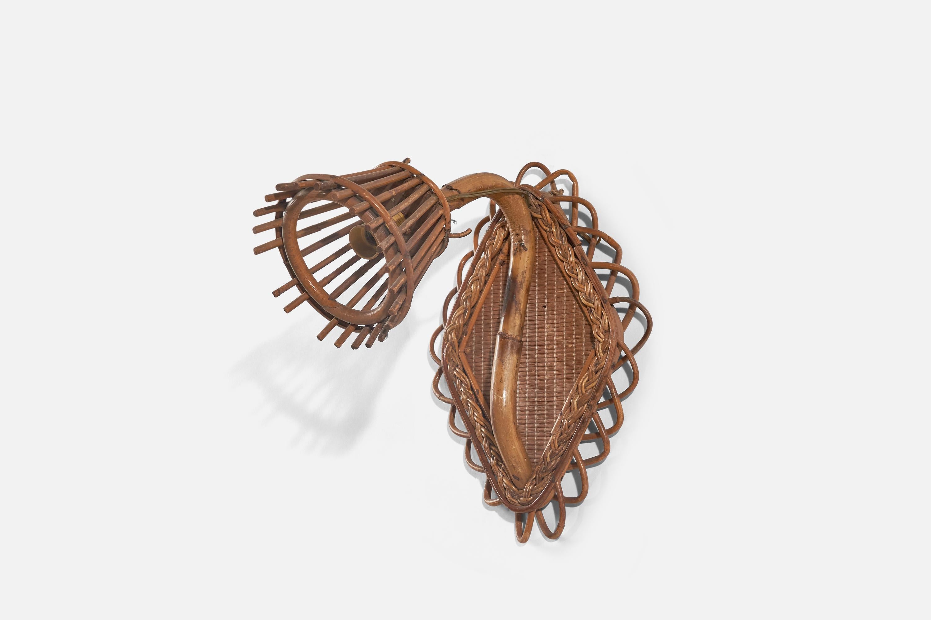 Coppia di applique in bambù e rattan progettate e prodotte in Italia, anni '70. 

