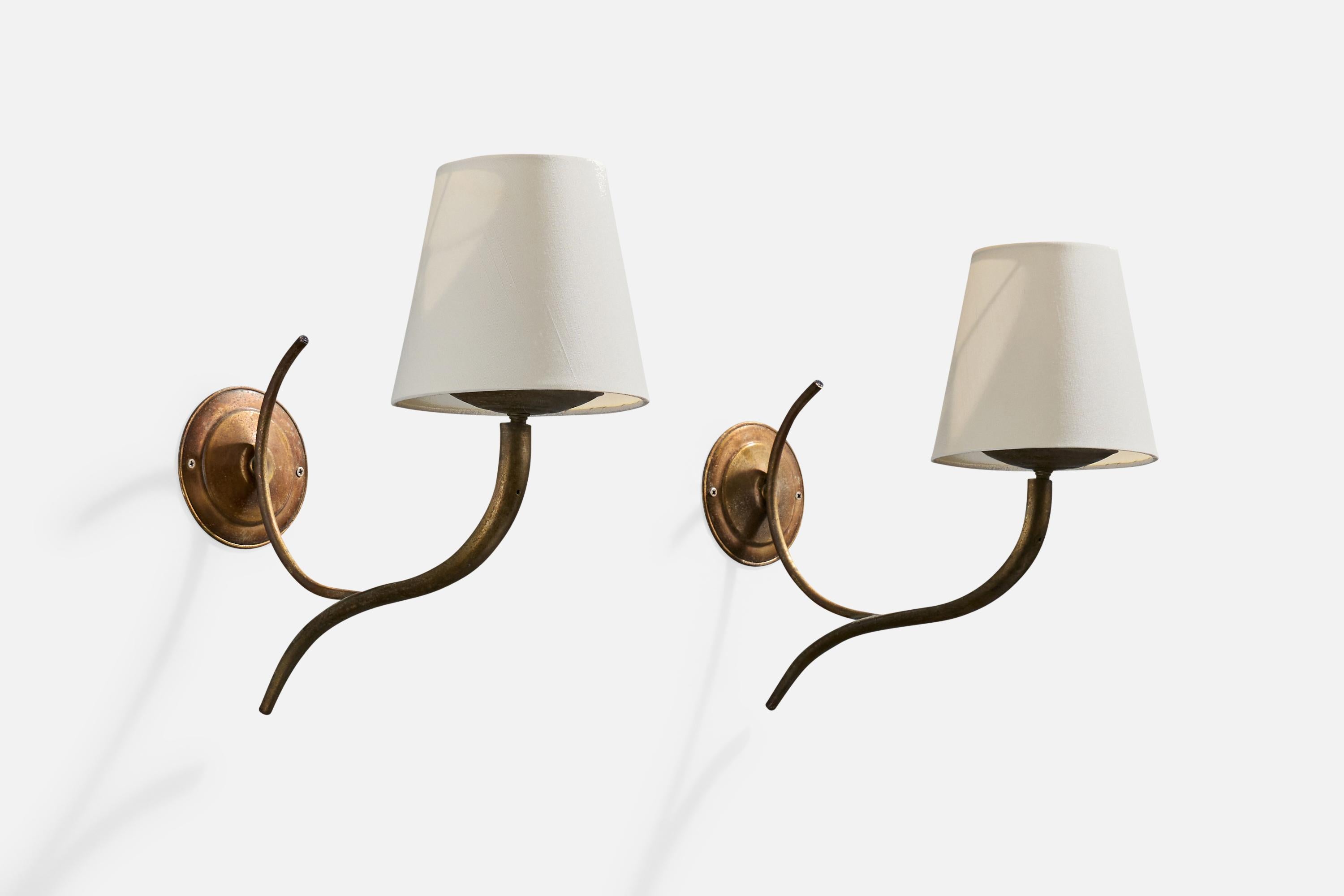 A pair of brass and white fabric wall lights designed and produced in Italy, c. 1930s.

Moderate oxidation throughout. Brand new lampshades.

Overall Dimensions (Inches): 12.75