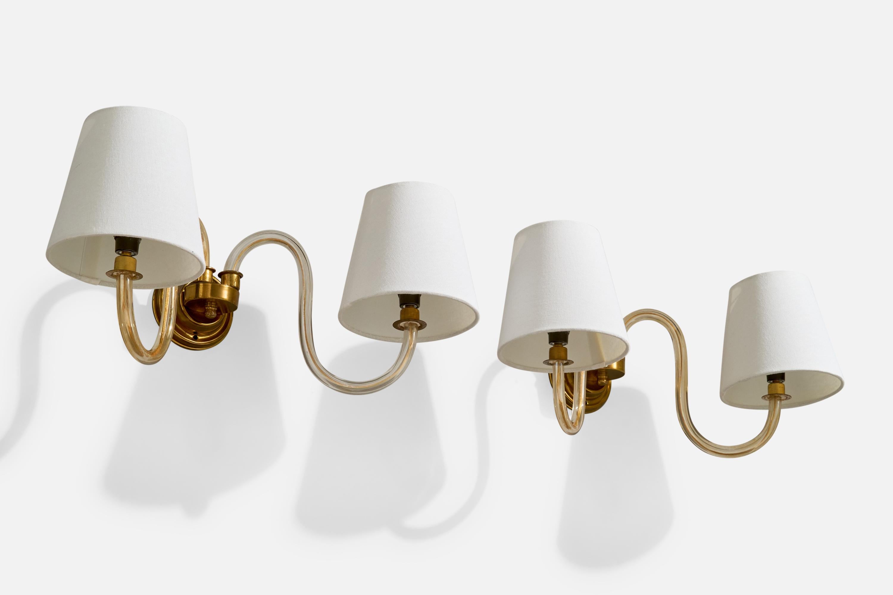 Italiano Designer italiano, lampade da parete, ottone, vetro, tessuto, Italia, anni '40 in vendita
