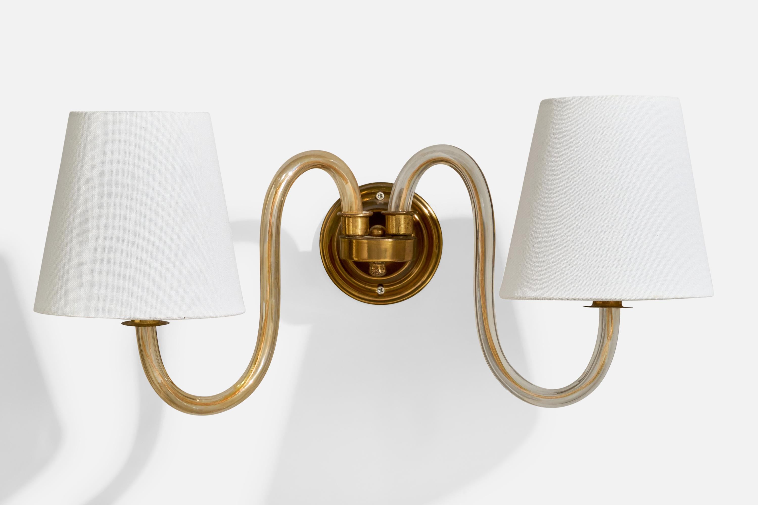 Designer italiano, lampade da parete, ottone, vetro, tessuto, Italia, anni '40 In condizioni buone in vendita a High Point, NC