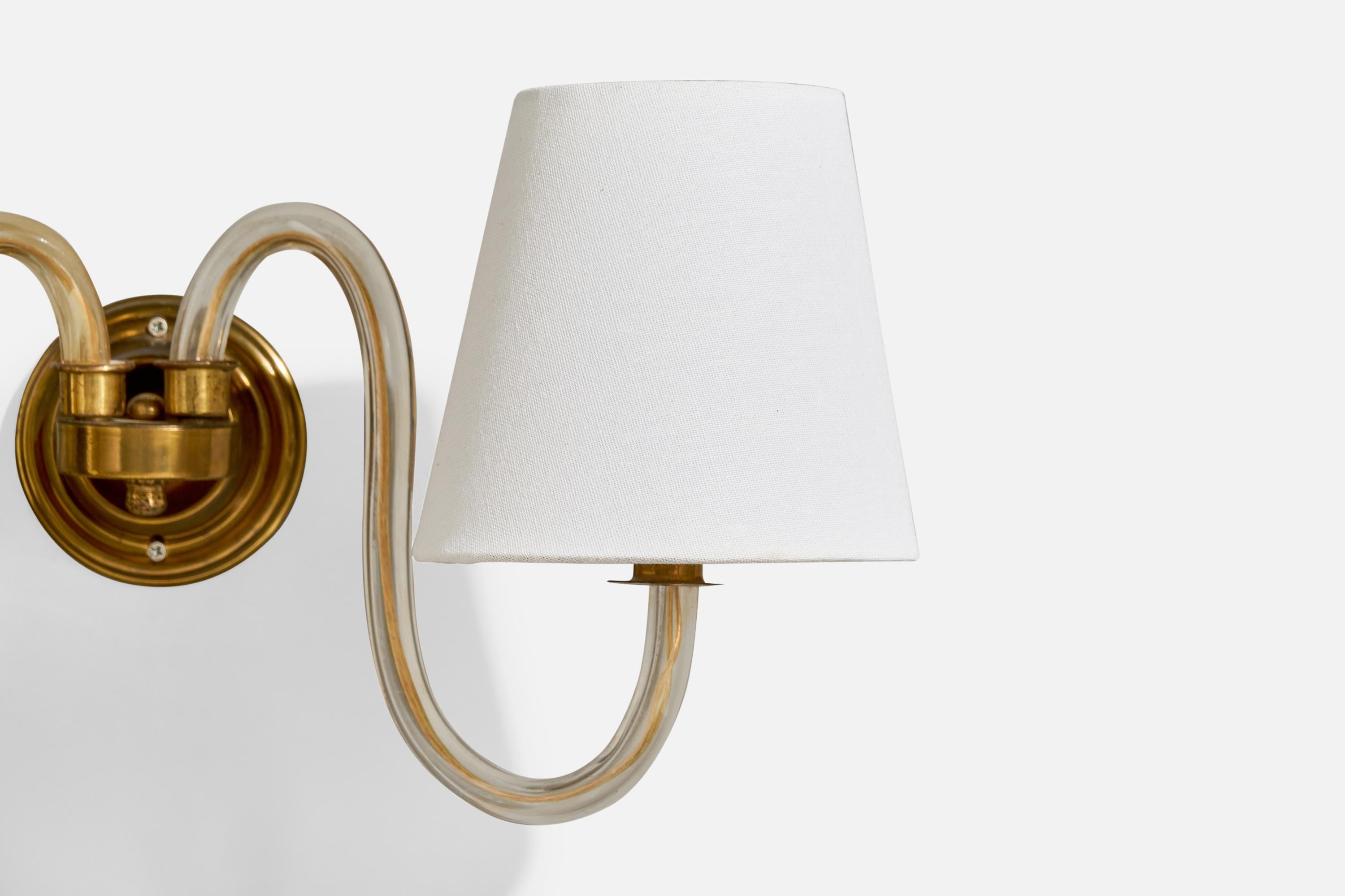 Ottone Designer italiano, lampade da parete, ottone, vetro, tessuto, Italia, anni '40 in vendita