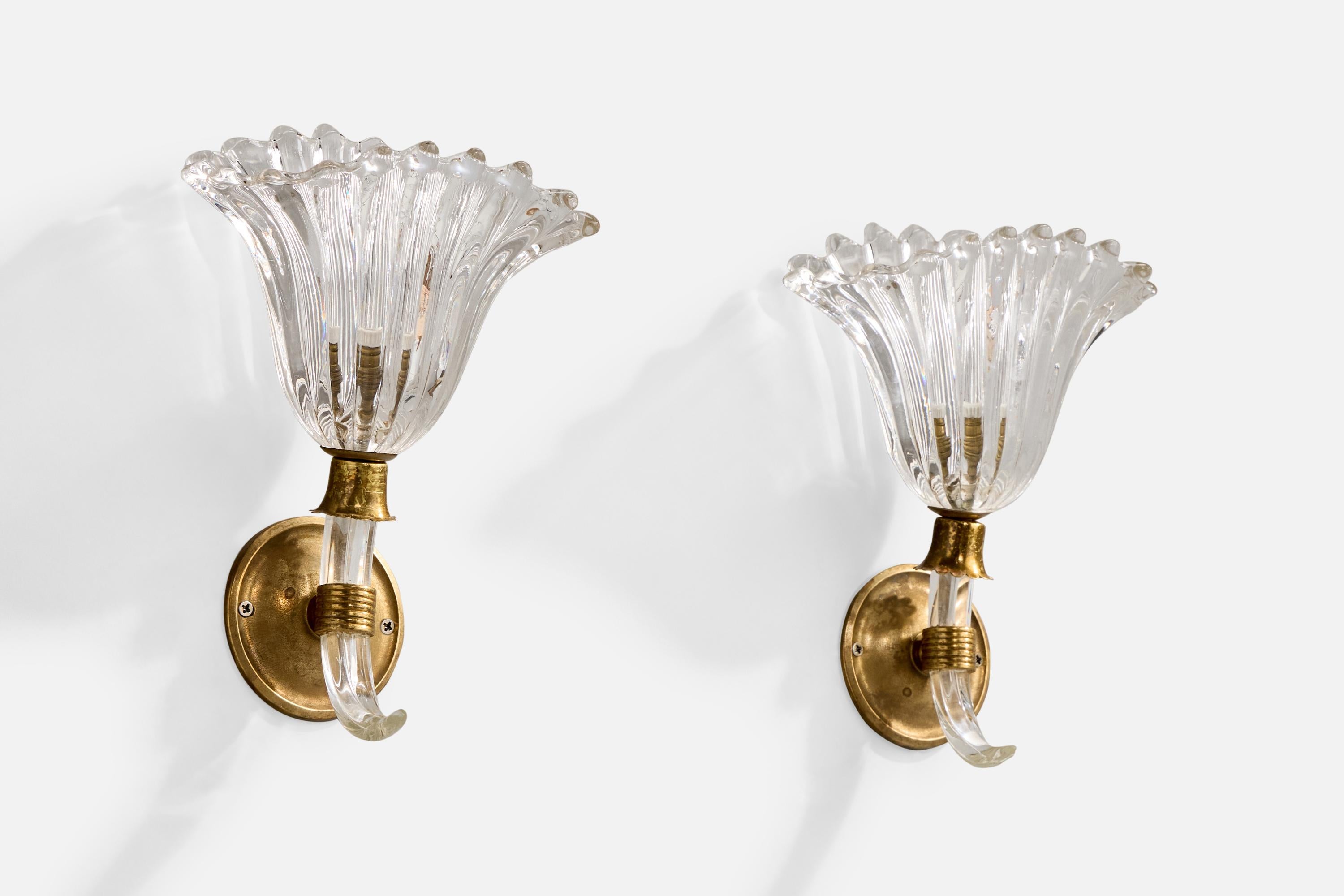 Paire d'appliques en laiton et en verre de Murano conçues et produites en Italie, c.C. 1940.

Dimensions globales (en pouces) : 8,875 
