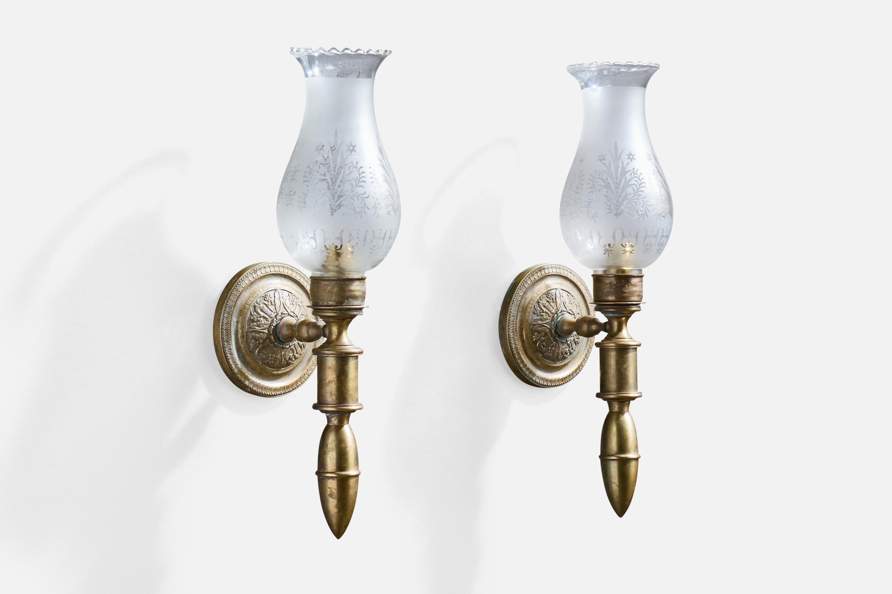 Ein Paar Wandleuchten aus Messing und geätztem Glas, wahrscheinlich in Italien entworfen und hergestellt, ca. 1940er Jahre.

Gesamtabmessungen (Zoll): 18,625 