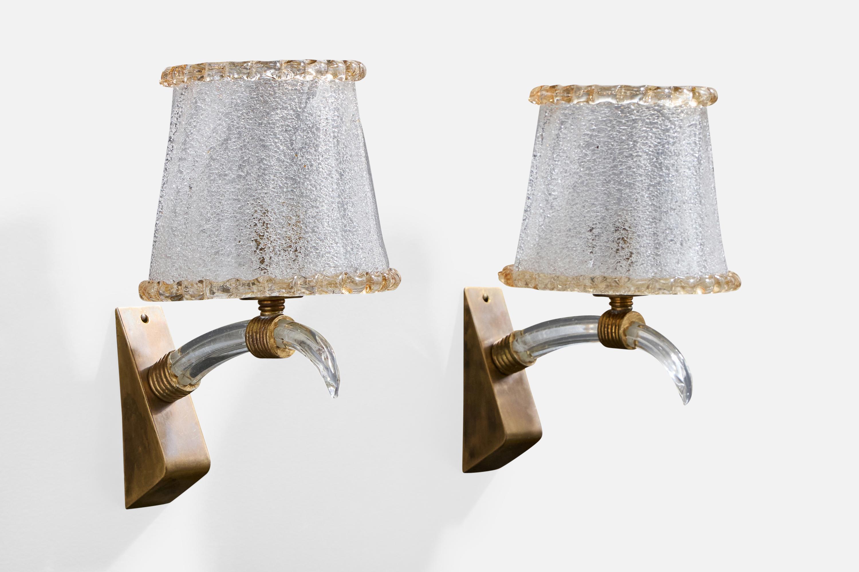 Paire d'appliques en laiton et en verre de Murano conçues et produites en Italie, c.C. 1940.

Dimensions globales (en pouces) : 9,0 