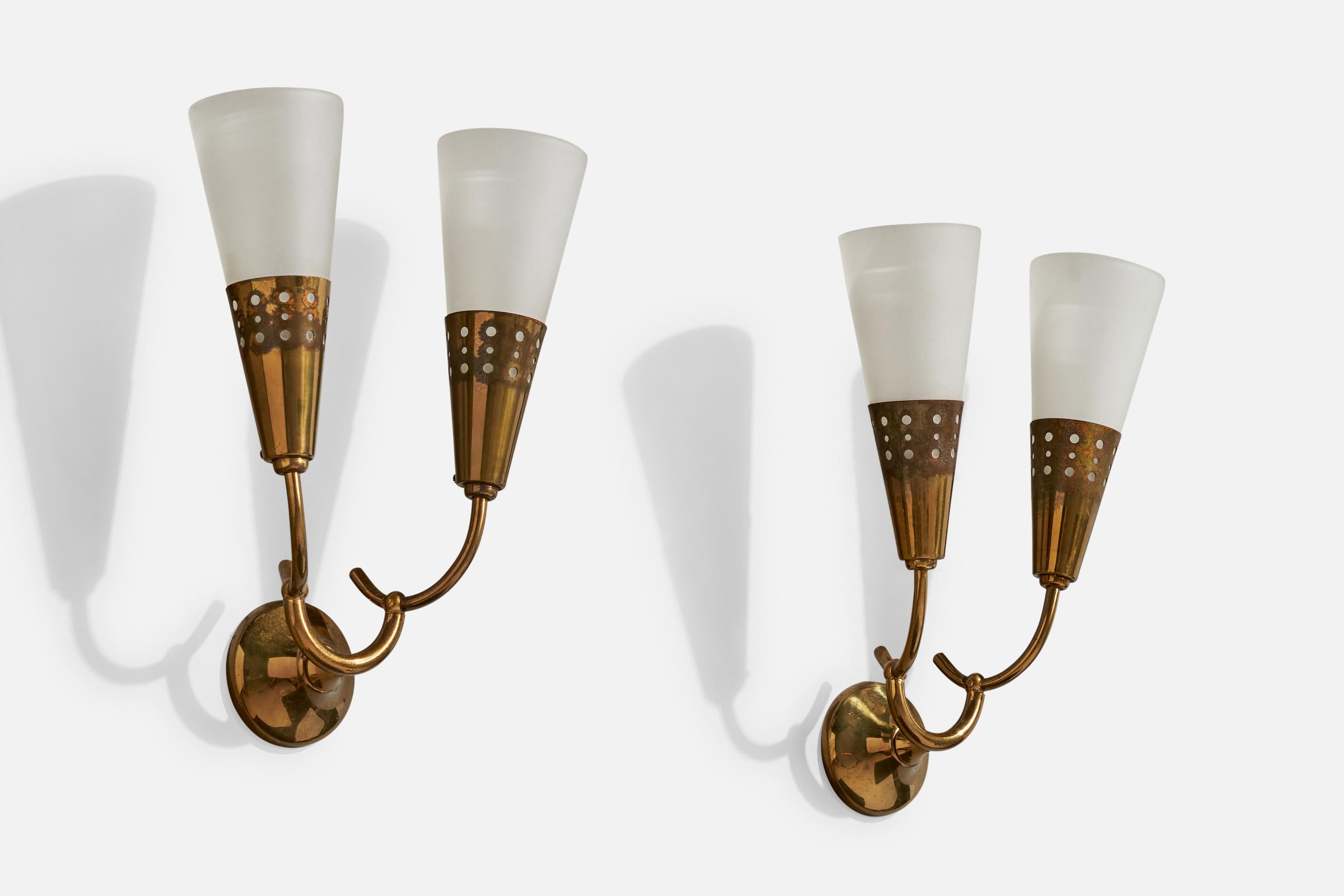 Italian Designer, Wall Lights, Brass, Glass, Italy, 1940s In Good Condition For Sale In High Point, NC