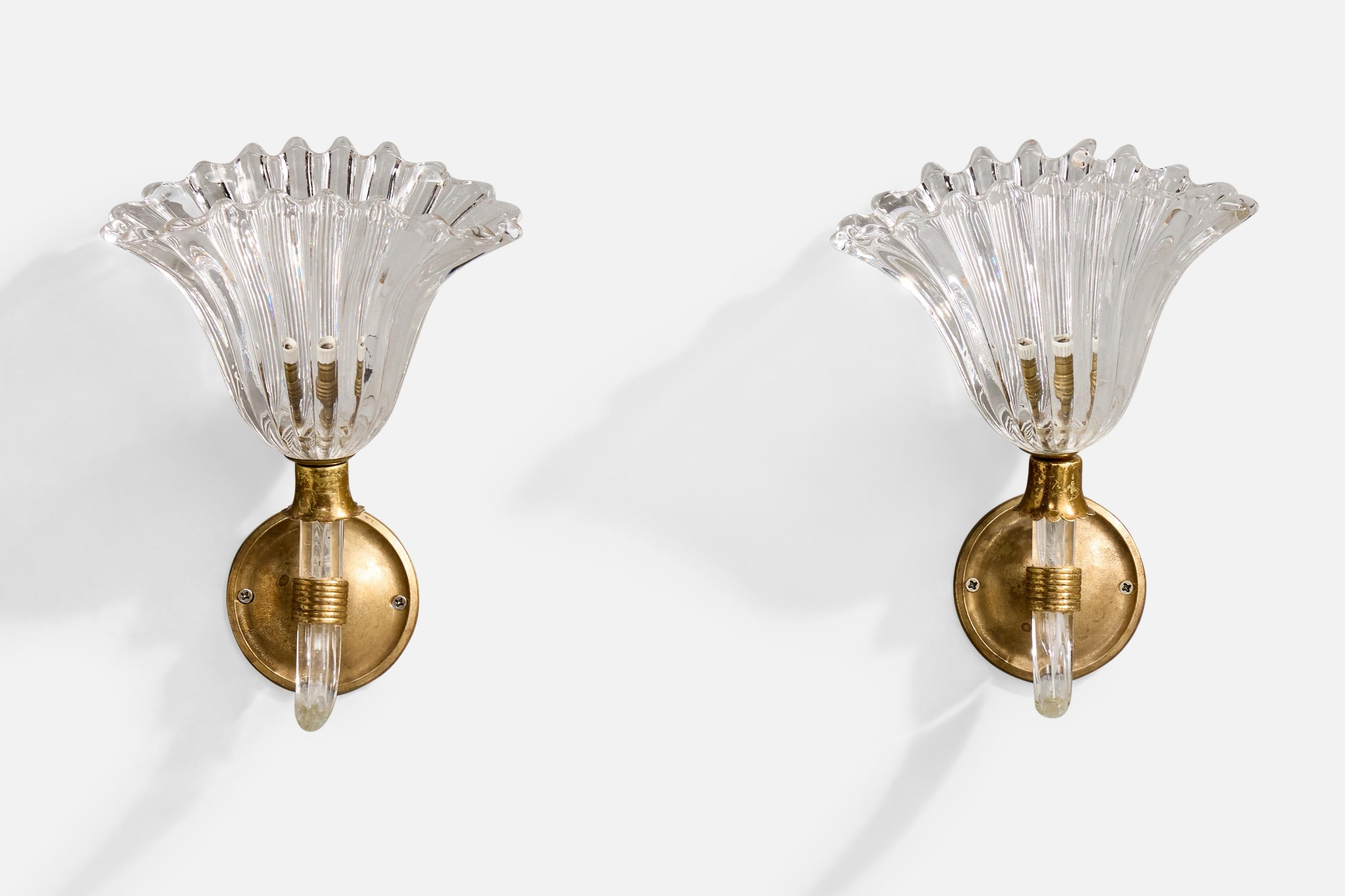 Mid-Century Modern Designer italien, Wall Lights, laiton, verre, Italie, années 1940 en vente