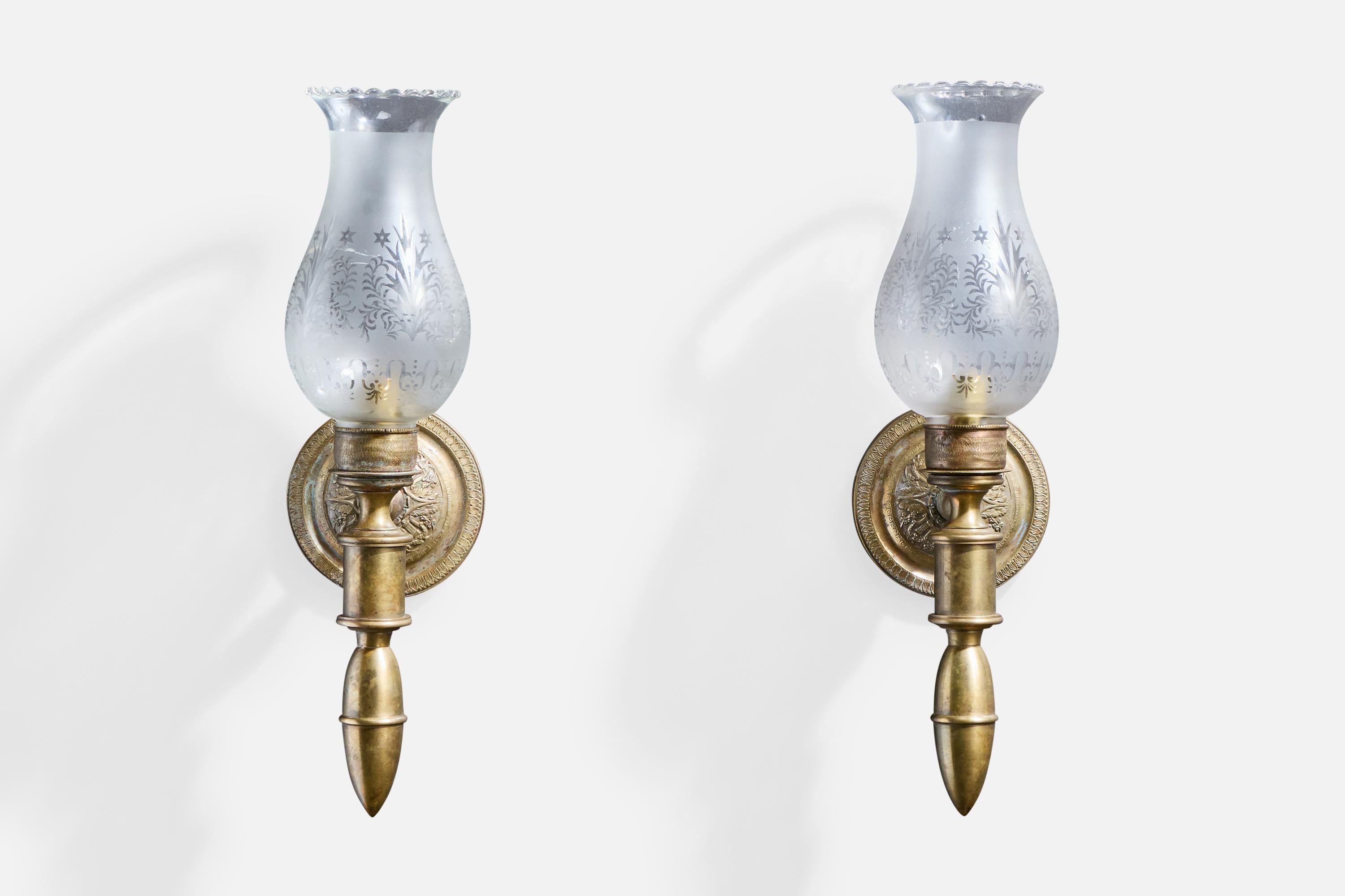 Italienischer Designer, Wandleuchten, Messing, Glas, Italien, 1940er Jahre (Moderne der Mitte des Jahrhunderts) im Angebot