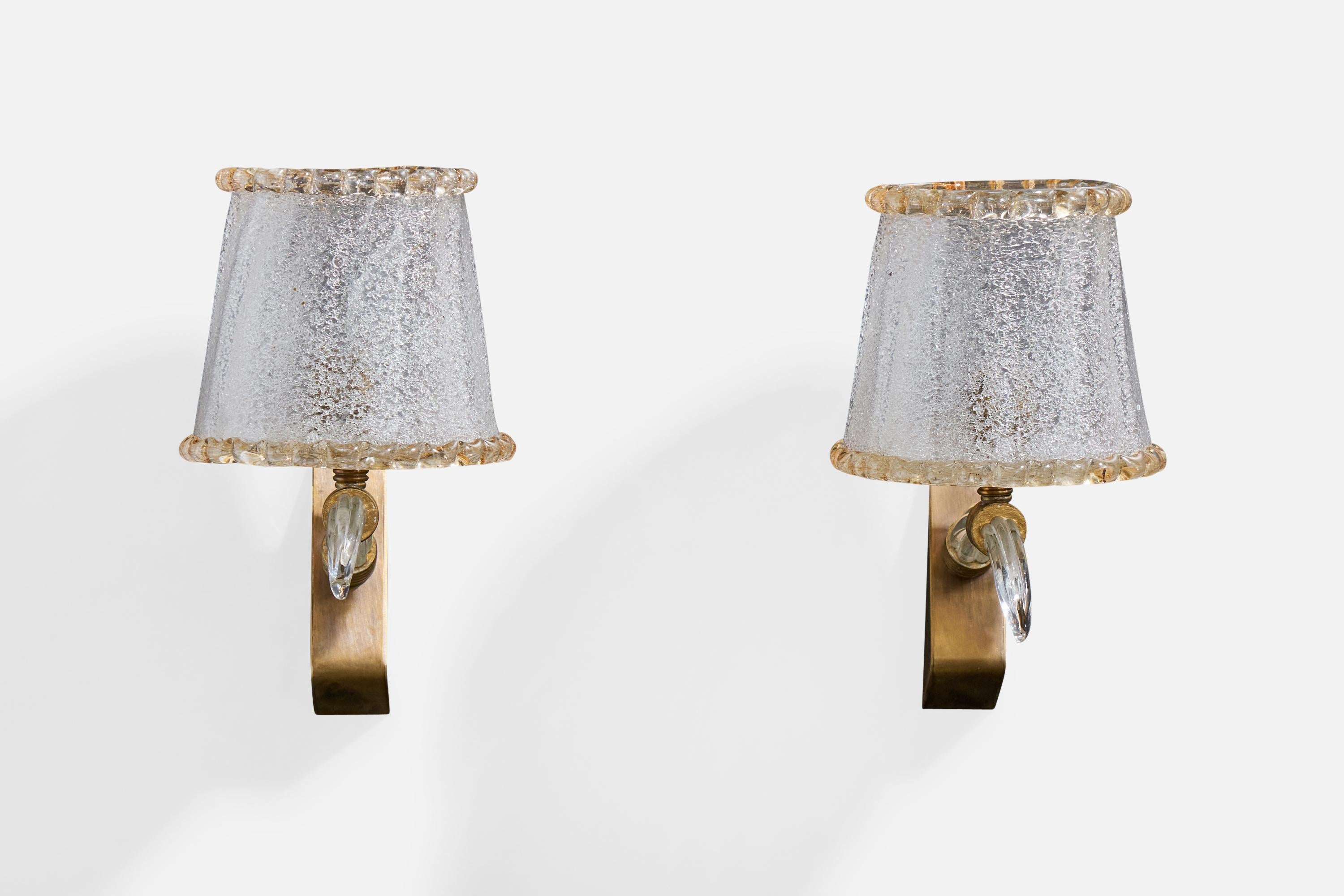 Mid-Century Modern Designer italien, Wall Lights, laiton, verre, Italie, années 1940 en vente