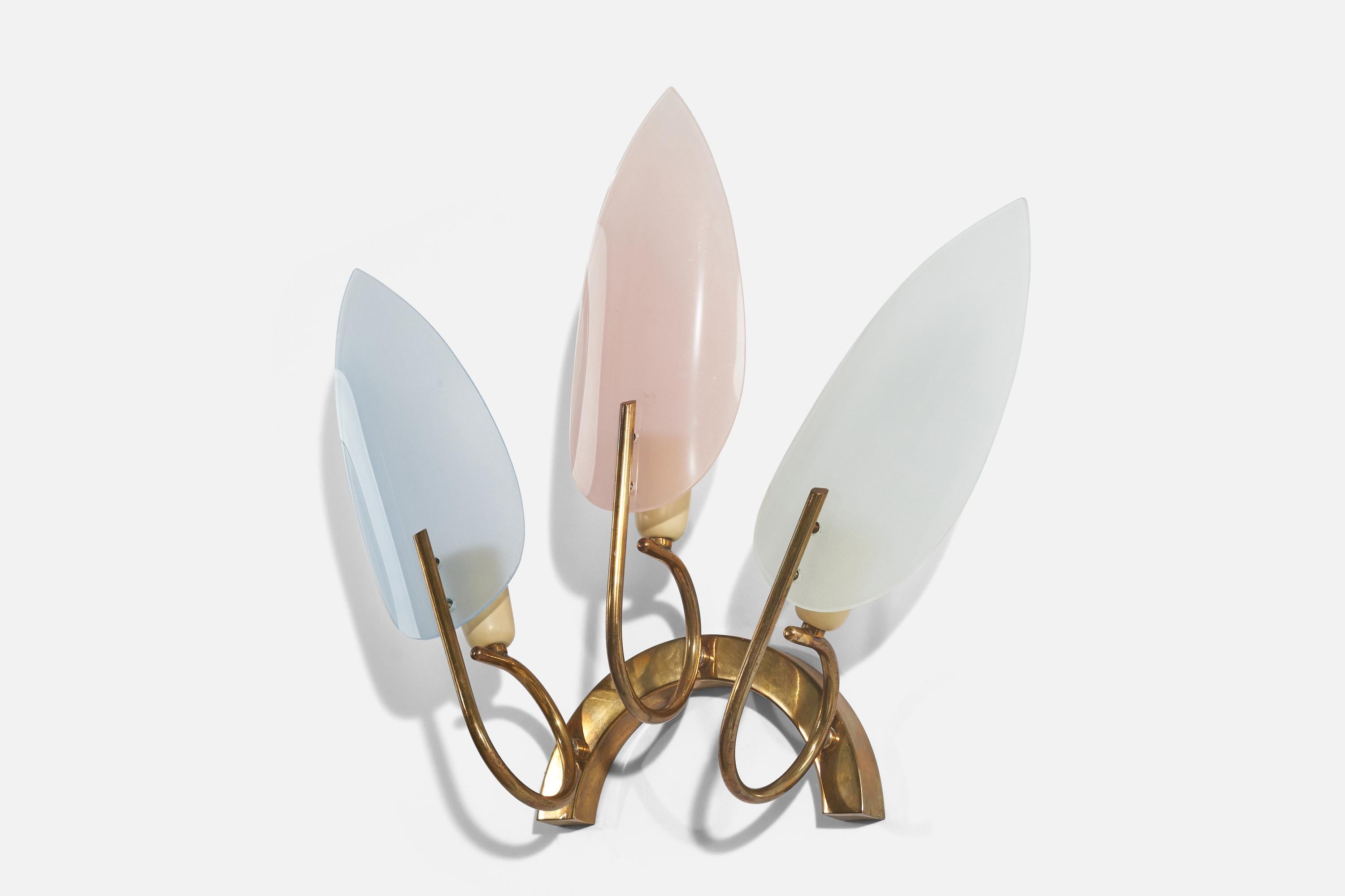 A pair of brass and white, blue and pink glass wall lights designed and produced by an Italian designer, Italy, 1950s.

Dimensions of back plate (inches) : (3.75 x 7.62 x .87).