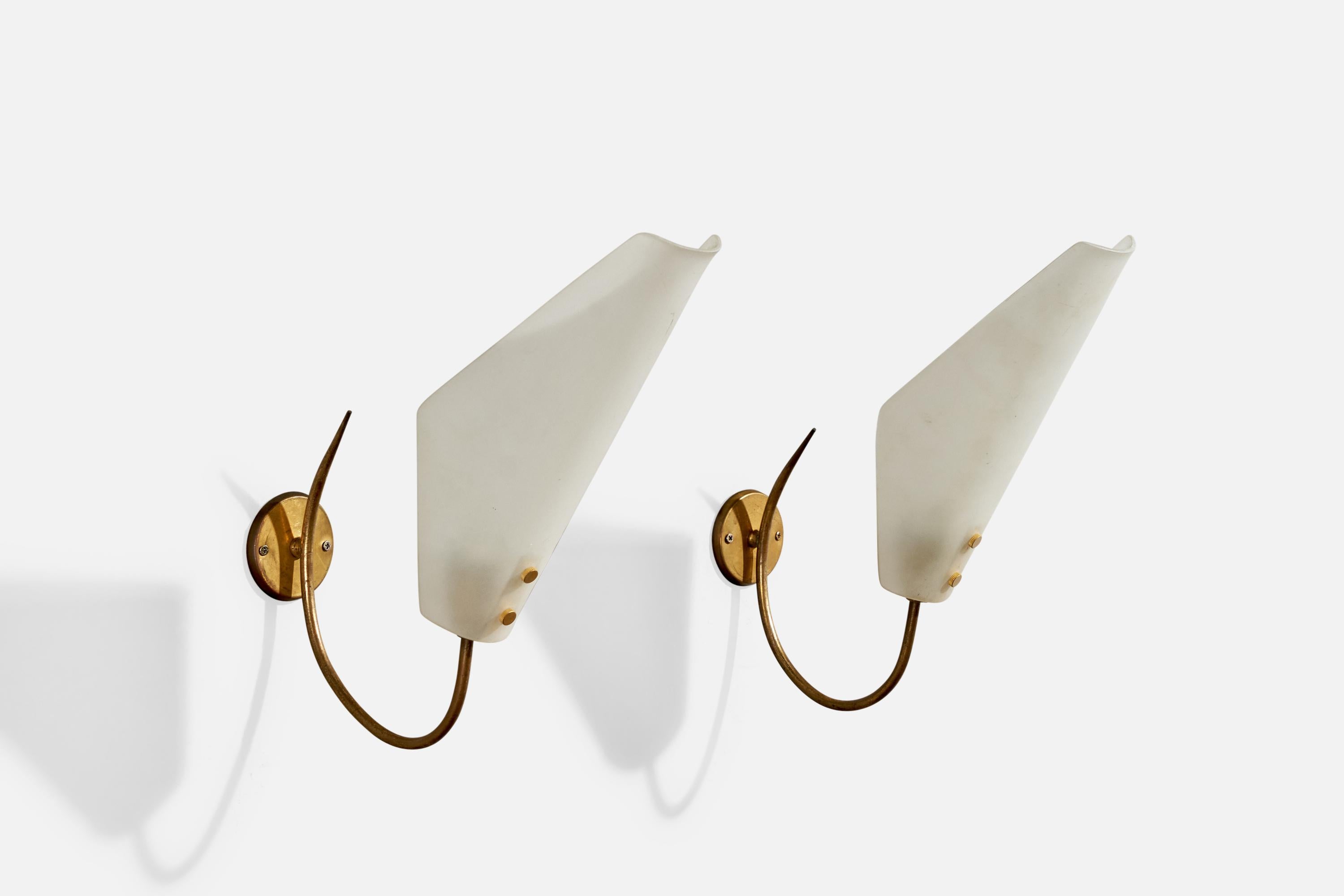 Paire d'appliques en laiton et verre opalin blanc conçues et produites en Italie, C.C. 1950.

Dimensions globales (pouces) : 15.375